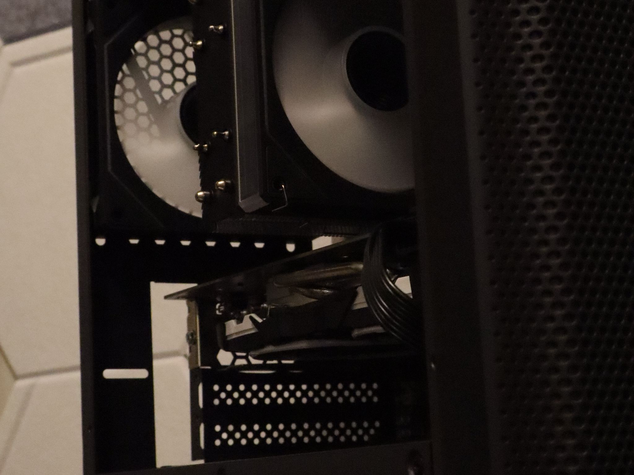 Gaming PC | RX 580 8gb | i7 7700 | 16gb DDR4 Ram | 850 gb storage | windows 11 & wifi