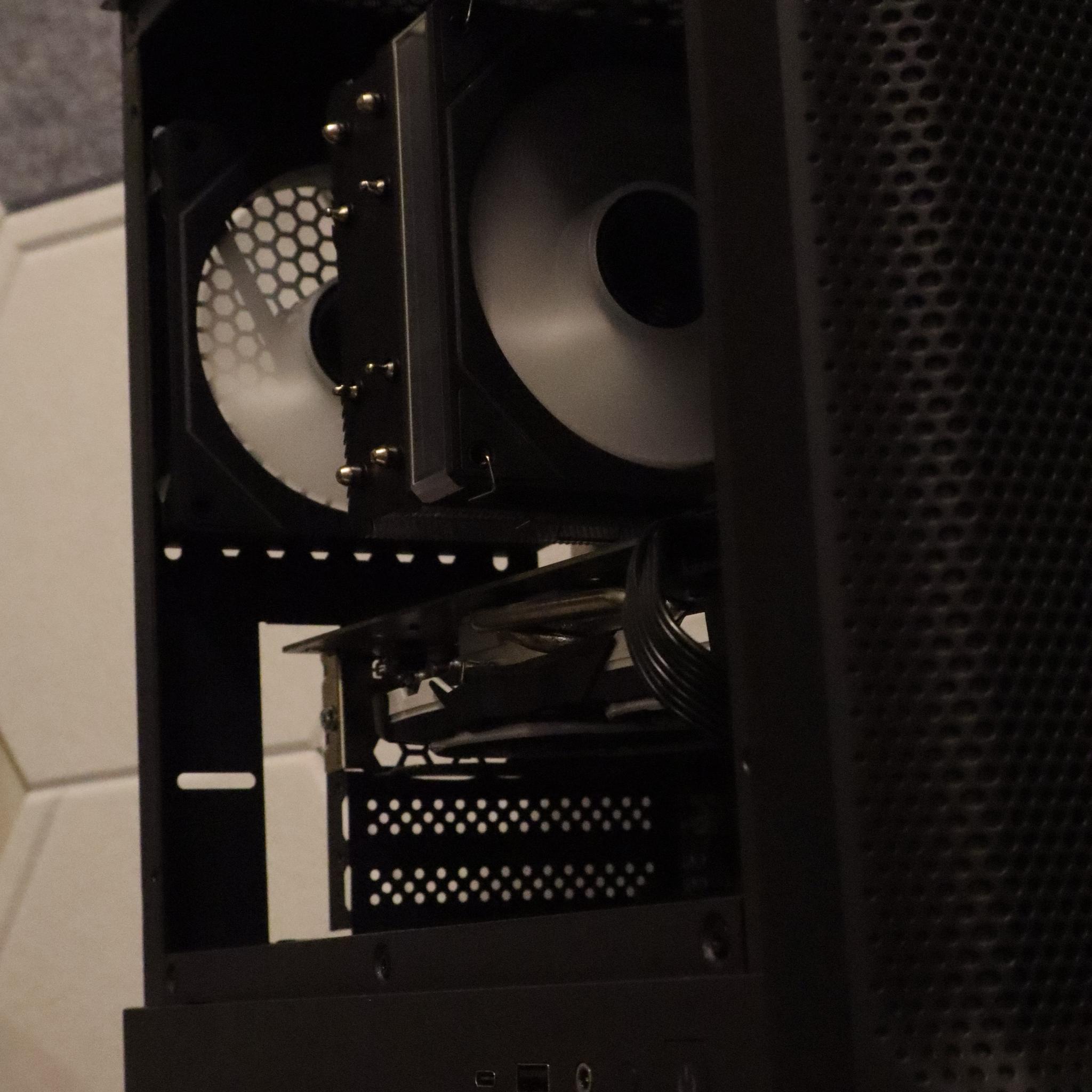 Gaming PC | RX 580 8gb | i7 7700 | 16gb DDR4 Ram | 850 gb storage | windows 11 & wifi