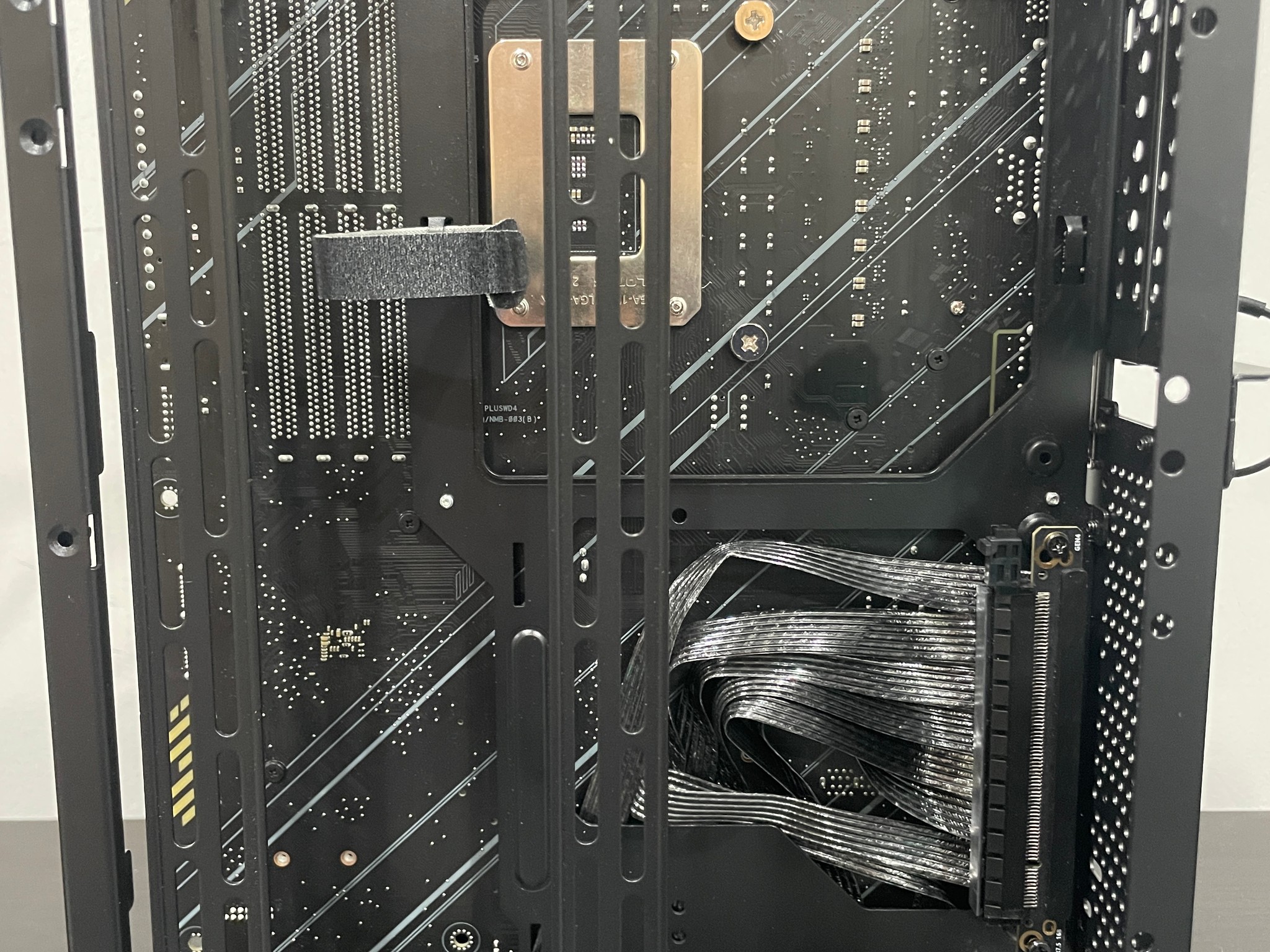 SSUPD Meshroom S V2, Intel 7-12700k, Corsair 16GB RAM, ASUS Z690 Motherboard, 2x SSDs, and PCI Riser