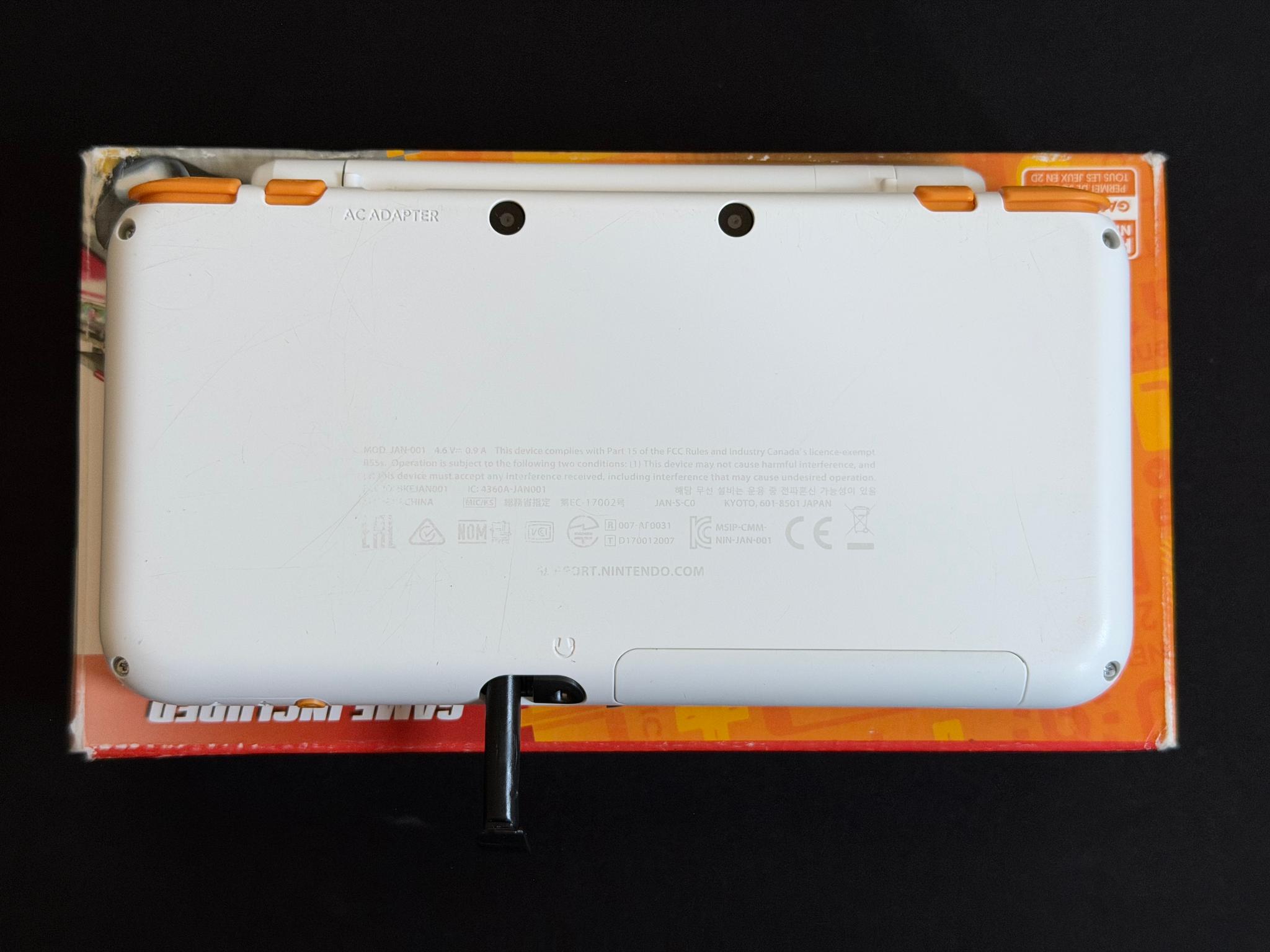 Nintendo 2DS XL – White/Orange ( Pristine Screens & Great Buttons!)