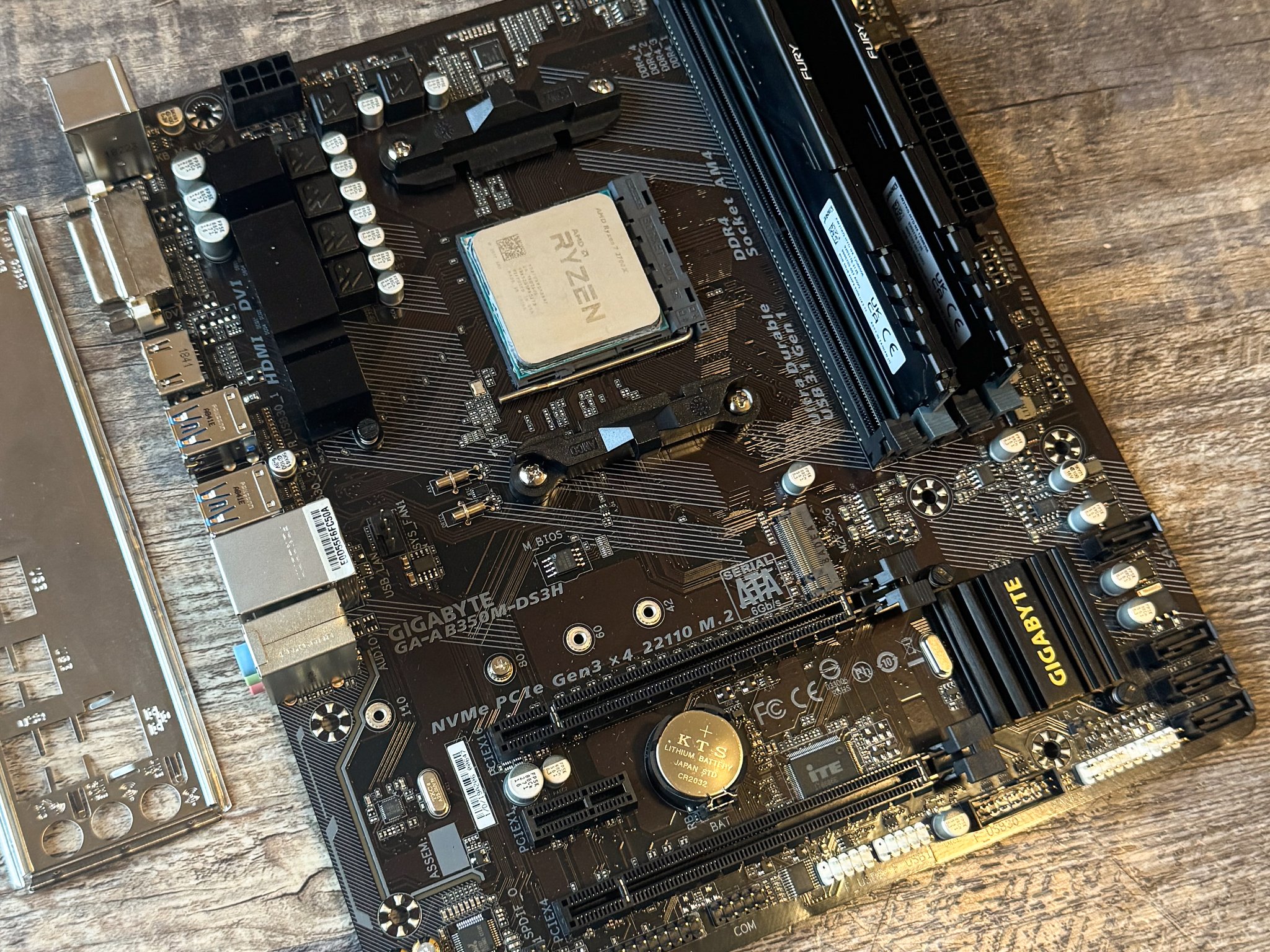 AMD Bundle - Ryzen 7 2700X / Gigabyte AB350M-DS3H / 16GB Fury RAM 3200MHz