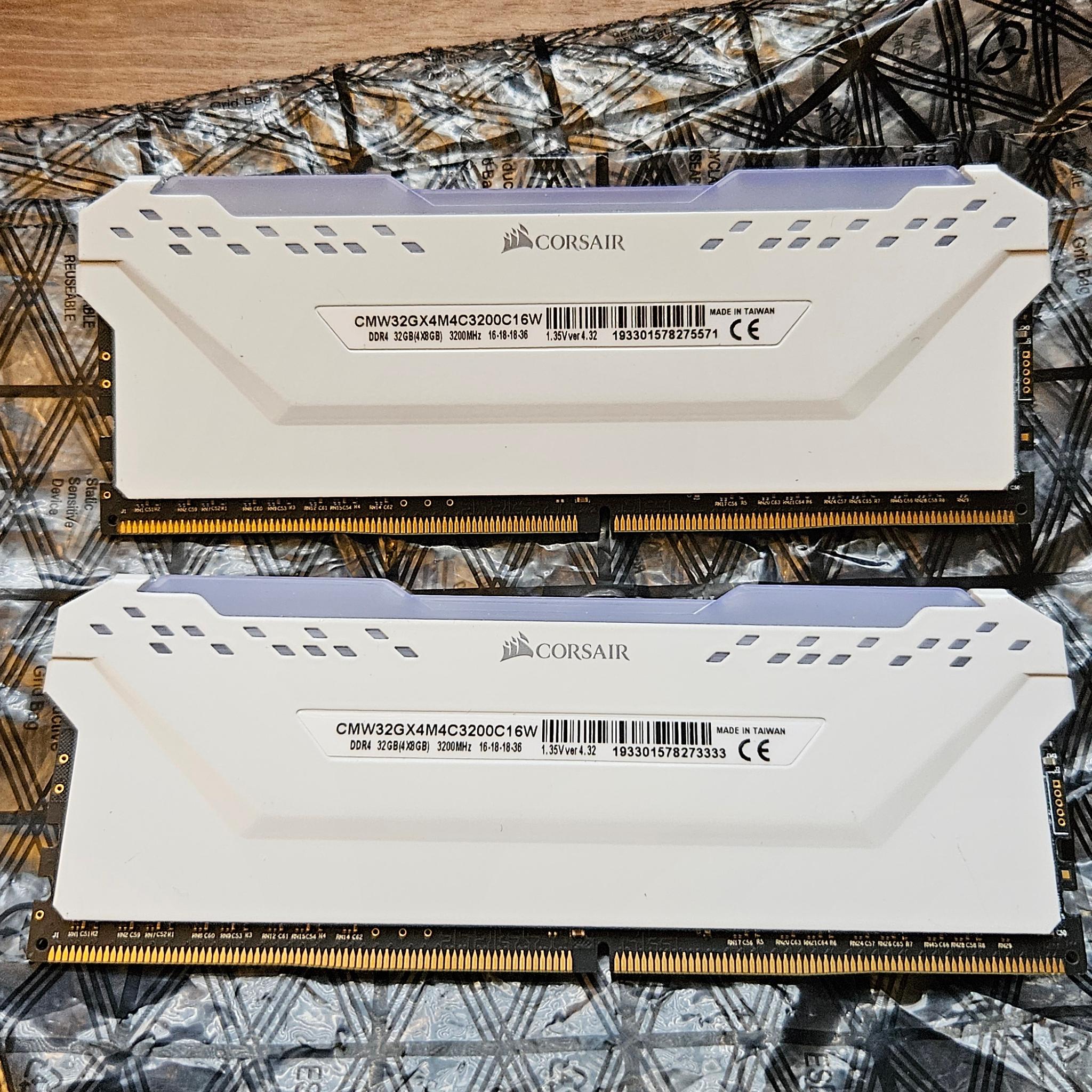16GB(2x8GB) White Corsair Vengeance RGB PRO 3200MHz DDR4 RAM