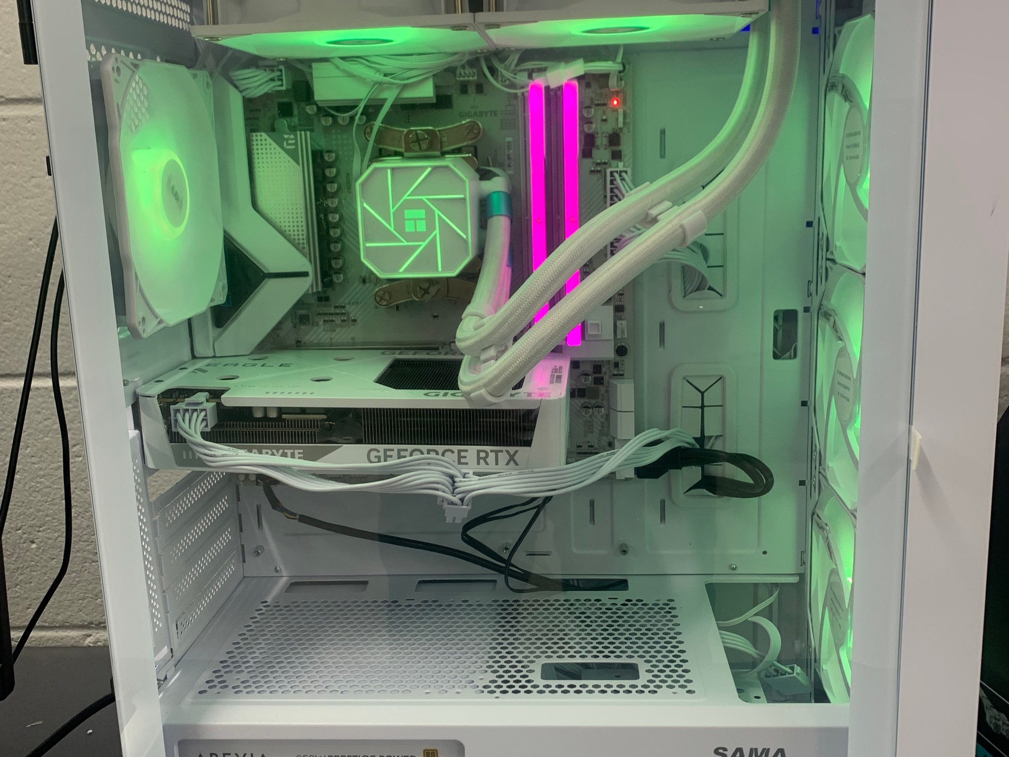 Christmas blast 9600X / RTX 5060 / 4 TB / 32 gb