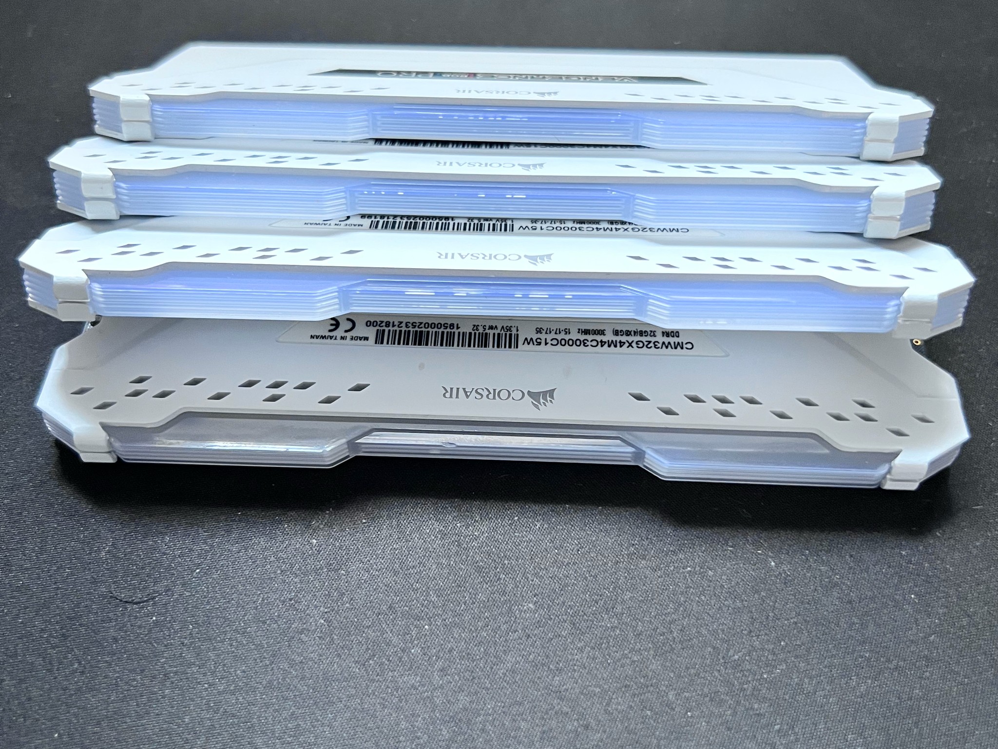 White Corsair Vengeance RGB Pro DDR4 4x8 32GB 3000 MHz