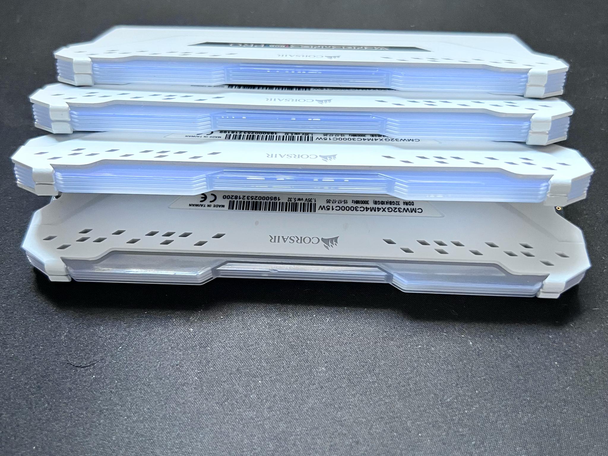White Corsair Vengeance RGB Pro DDR4 4x8 32GB 3000 MHz