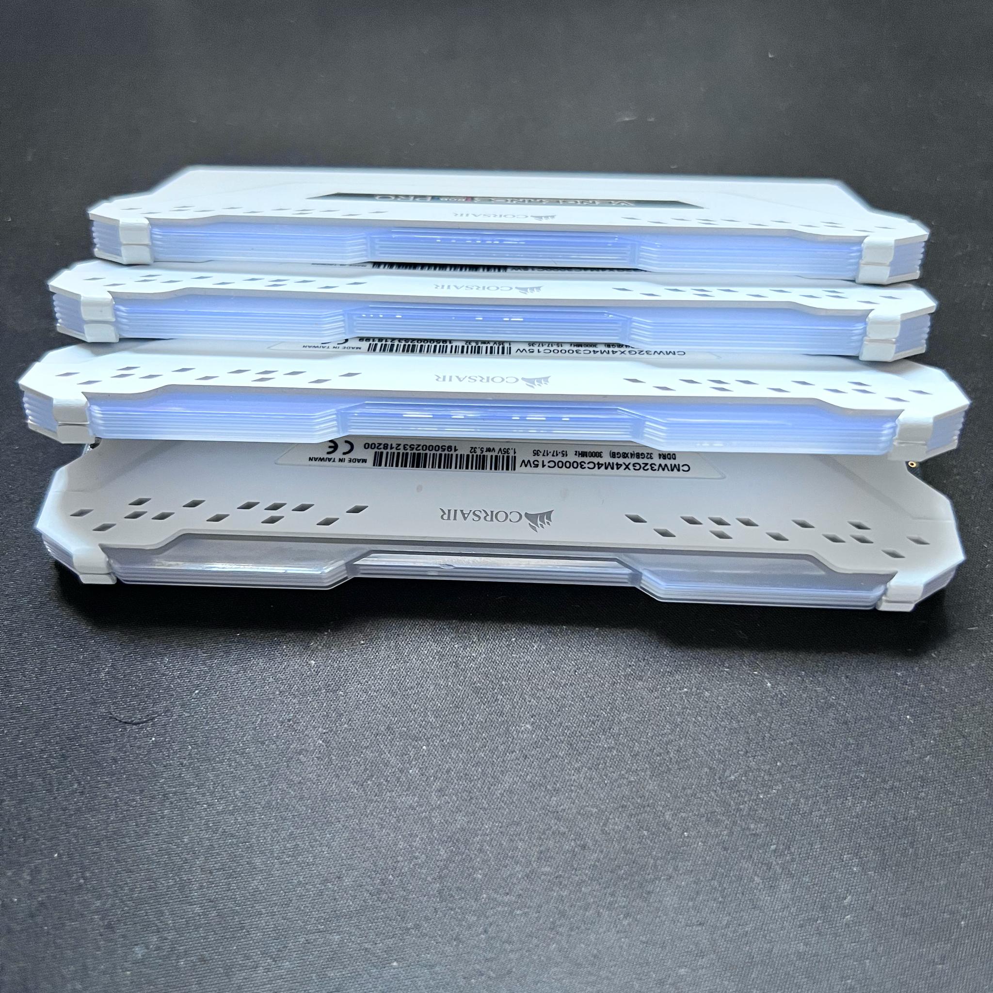 White Corsair Vengeance RGB Pro DDR4 4x8 32GB 3000 MHz
