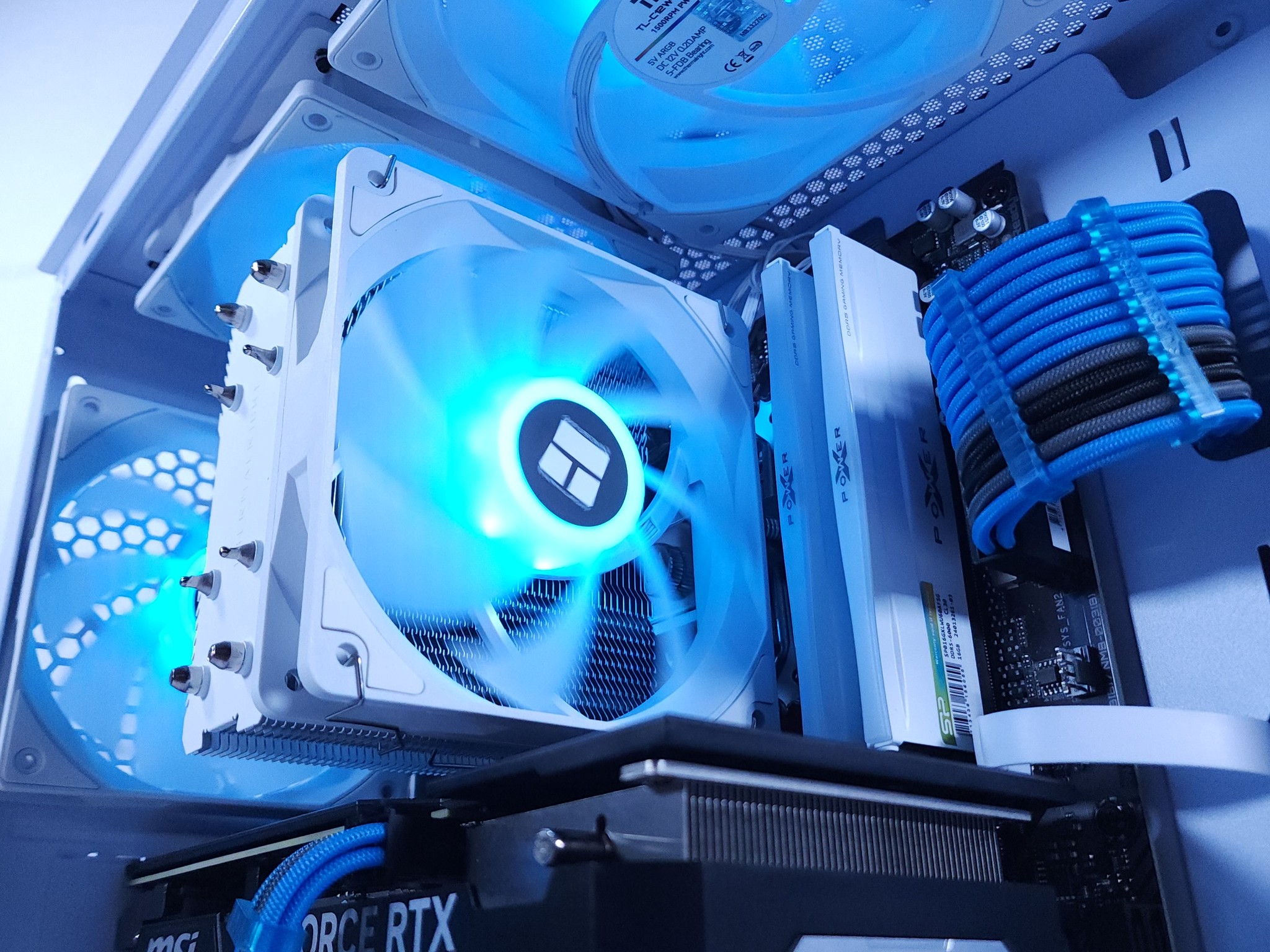 💙🤍RTX 4070 || Ryzen 5 7500F || 2TB NVMe SSD || 32GB 6000MHz DDR5 || 1440p Gaming Computer