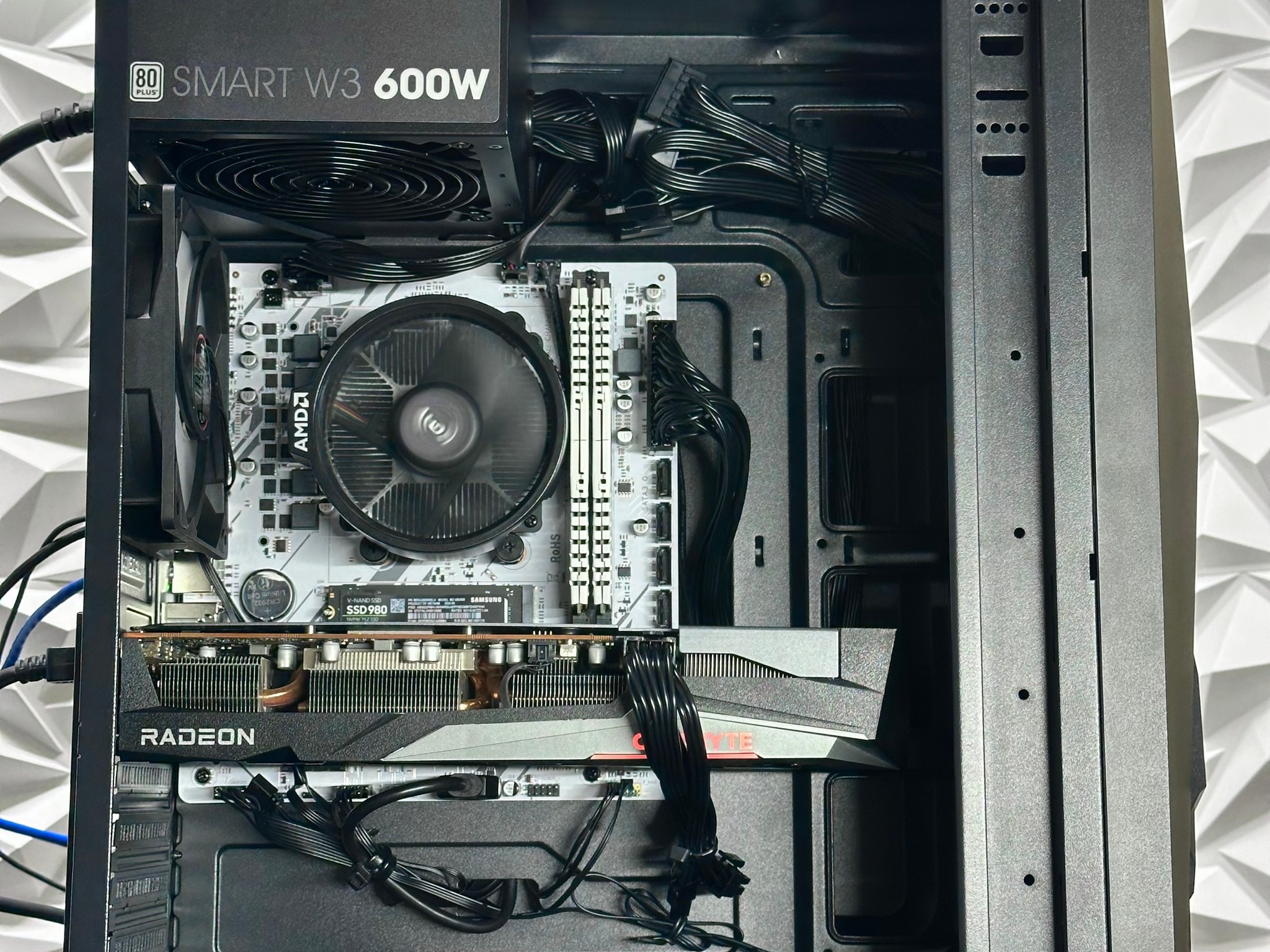 Rx 6600 XT / Ryzen 5 5500 / 16GB 3000MHz / 512GB SSD / Windows 11 Pro
