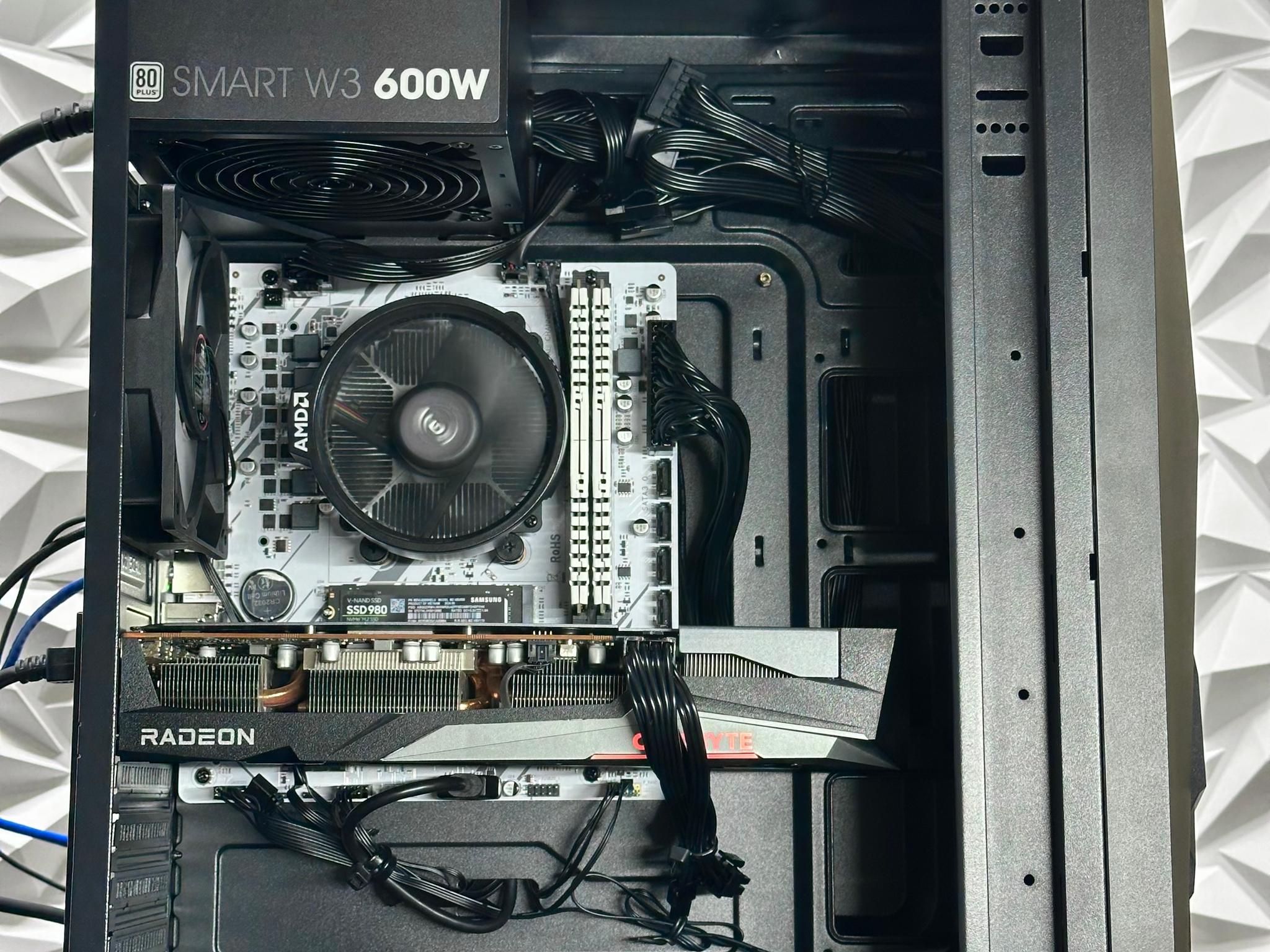 Rx 6600 XT / Ryzen 5 5500 / 16GB 3000MHz / 512GB SSD / Windows 11 Pro