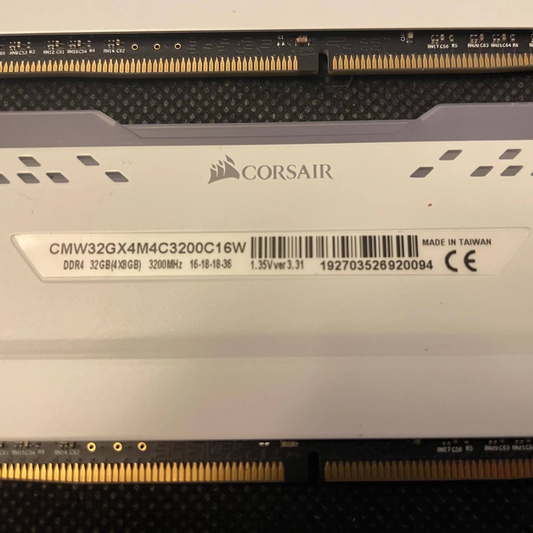 CORSAIR VENGEANCE RGB PRO 32GB (4 x 8GB) DDR4 DRAM 3200MHz C16 Memory Kit — White