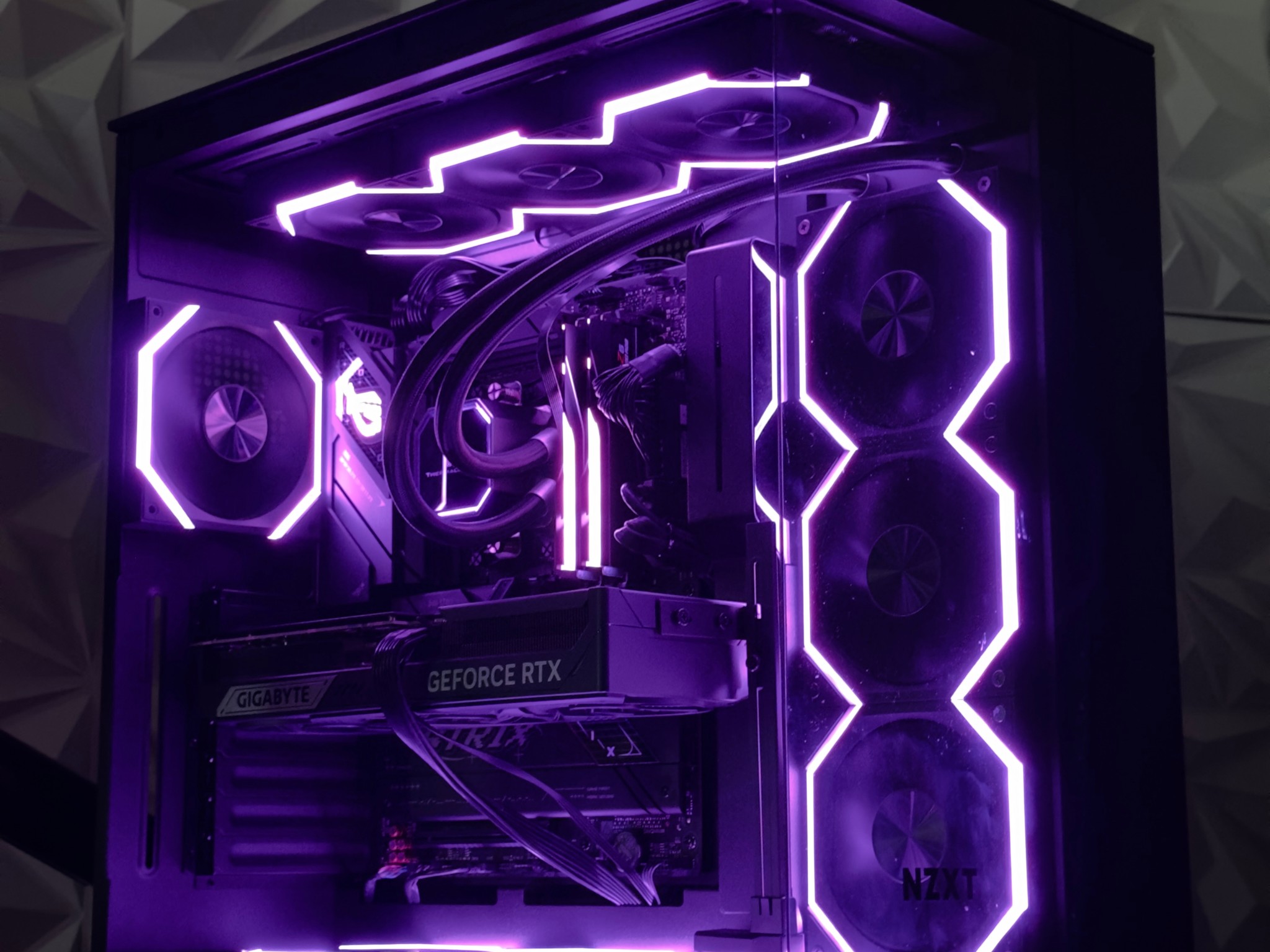 RTX 5070 Ti / Ryzen 7 9800X3D / 32GB 6000MHz CL30 DDR5 / 2TB crucial ssd / Windows 11 by