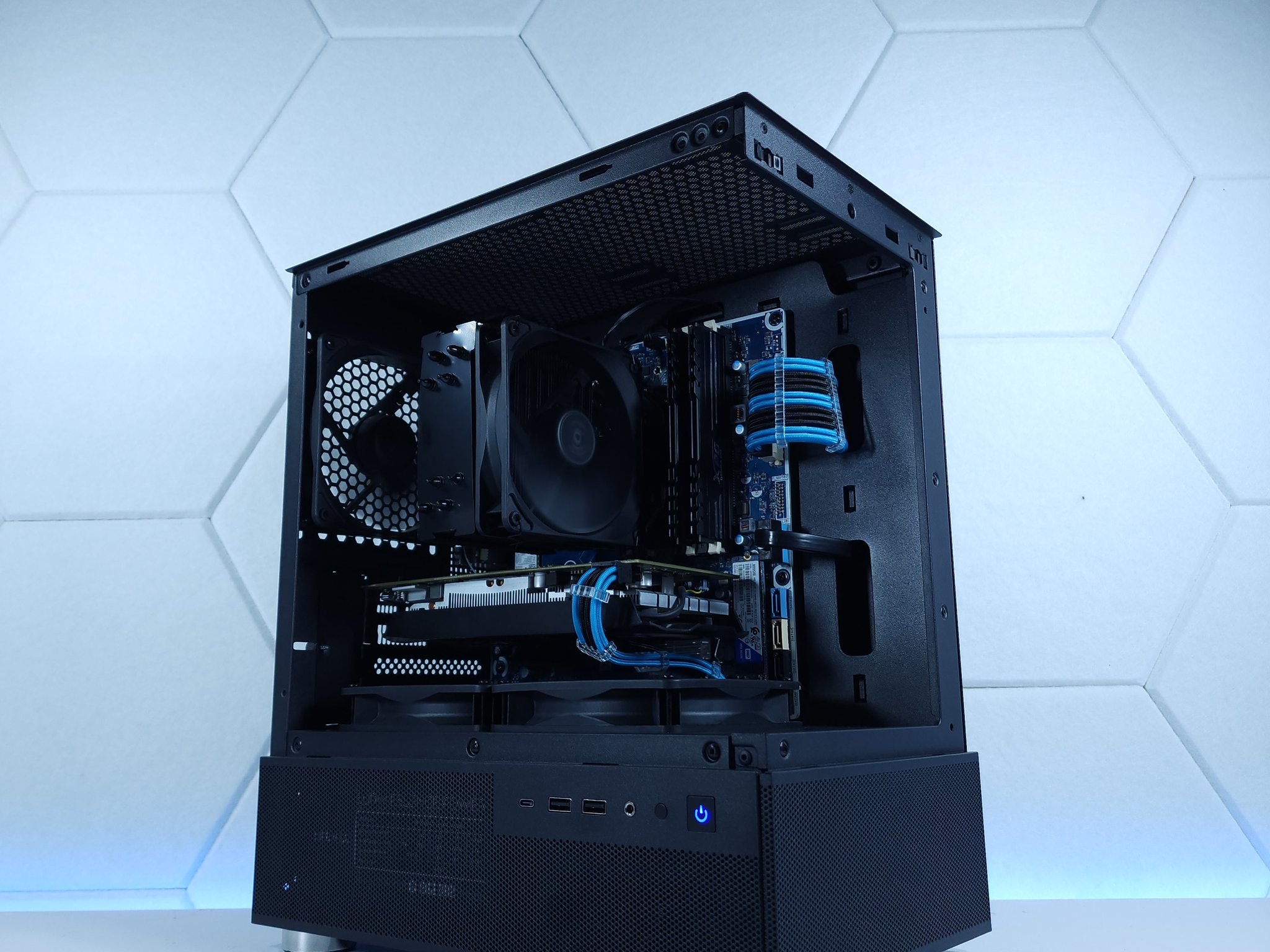 💙🖤RX 570 8GB ||Core i7 7700K || 512GB M.2 SSD || 16GB 3000Mhz || 1080p Gaming PC