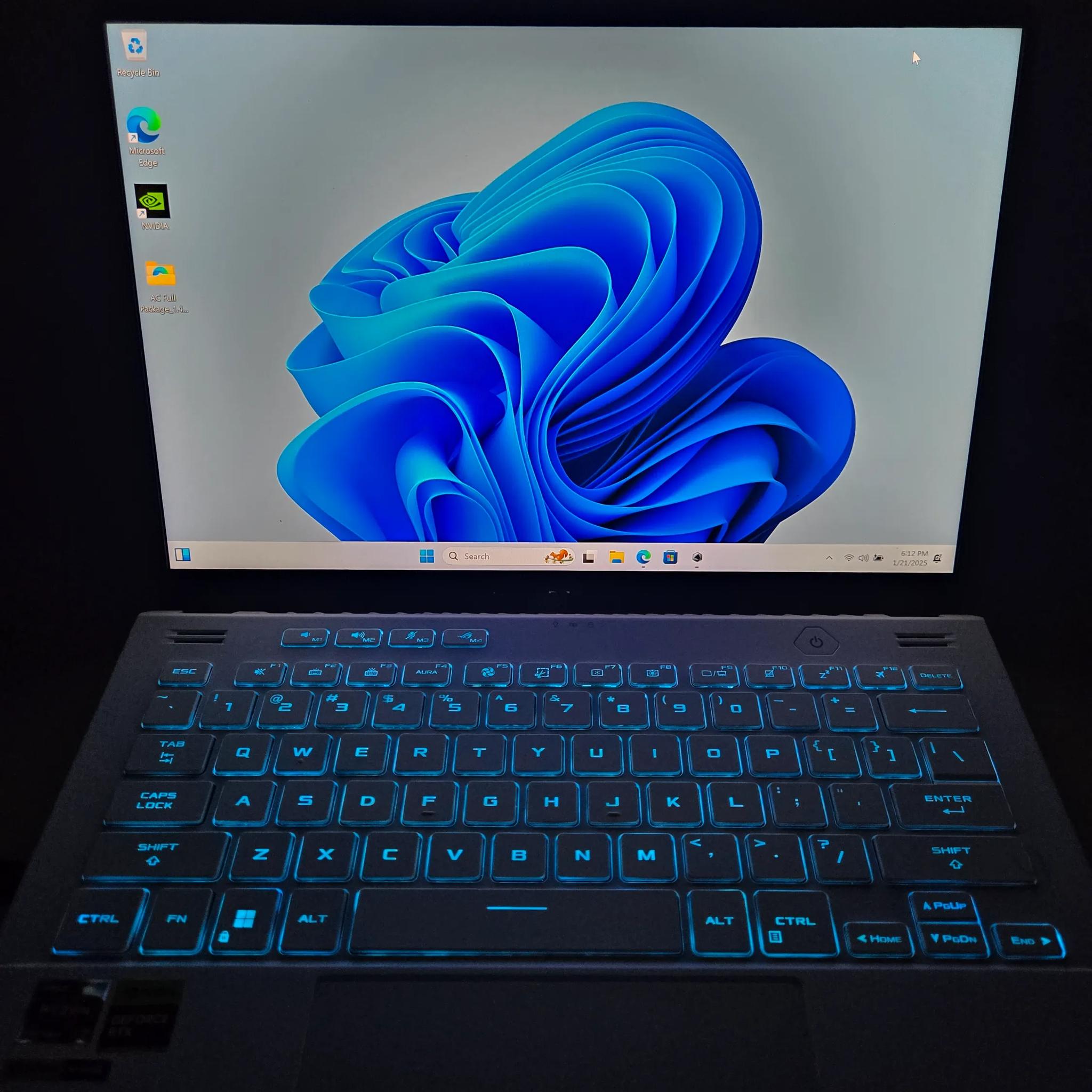 Asus ROG Zephyrus G14 (2023) - RTX 4050- Ryzen 7 7735HS - 32GB DDR5 - 1TB NVME
