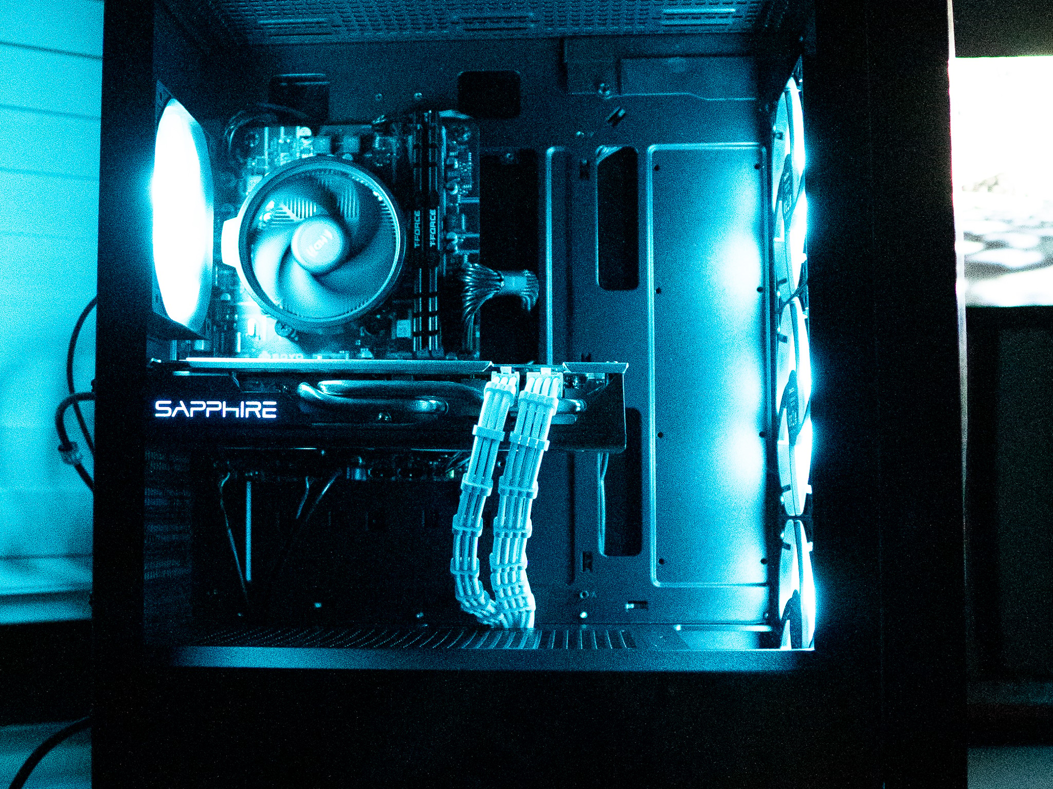 ⚫❄️ | RX 580 8GB | RYZEN 5 1600 | 16GB DDR4 RAM | 1TB NVME SSD | Arctic Blizzard