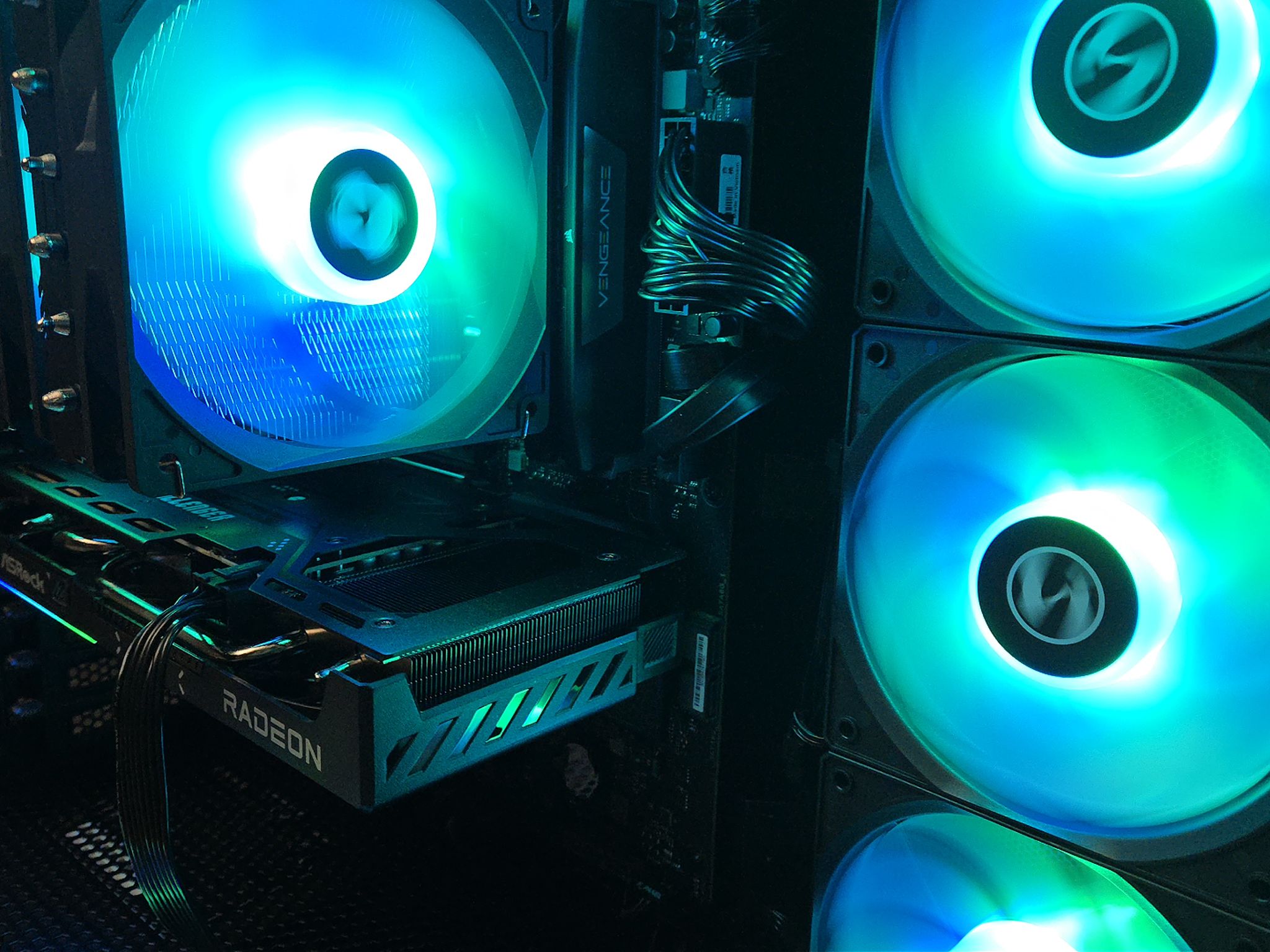 Ryzen 7 7800X3D - RX 9060 XT 16GB - 32GB DDR5 6000 -1TB Gen4 NVMe - Wi-Fi + LAN