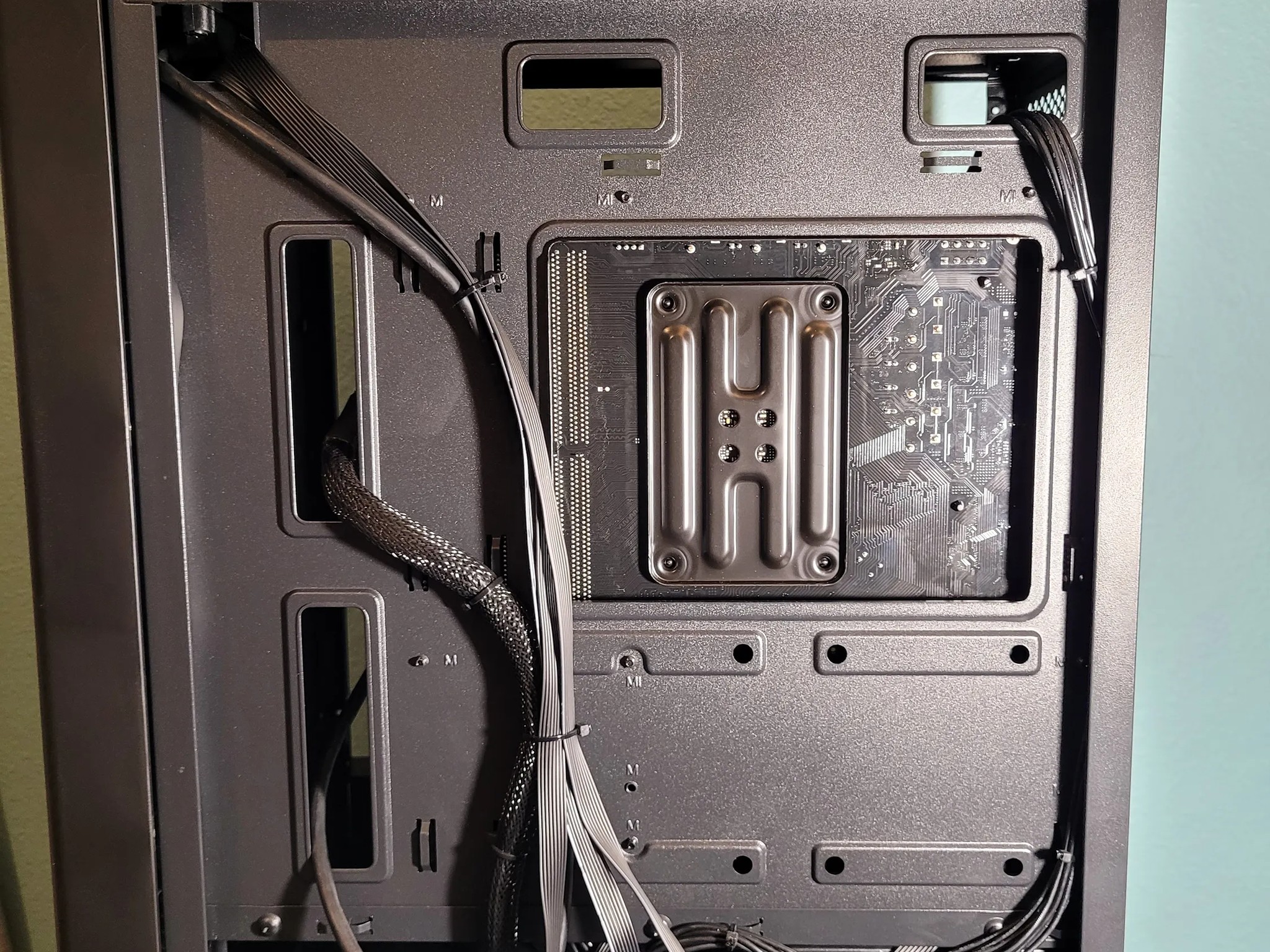 Blackout Gaming PC // R5 3600 // RX 5600-XT 6GB GDDR6 // 32GB DDR4 3200MHZ // 1TB NVME SSD // WIFI