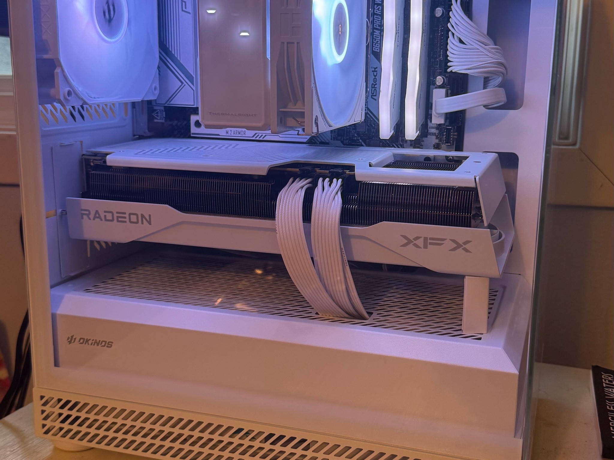 White Am5 Gaming PC - Ryzen 7 7700 - Radeon 9070 GRE - 16GB DDR5