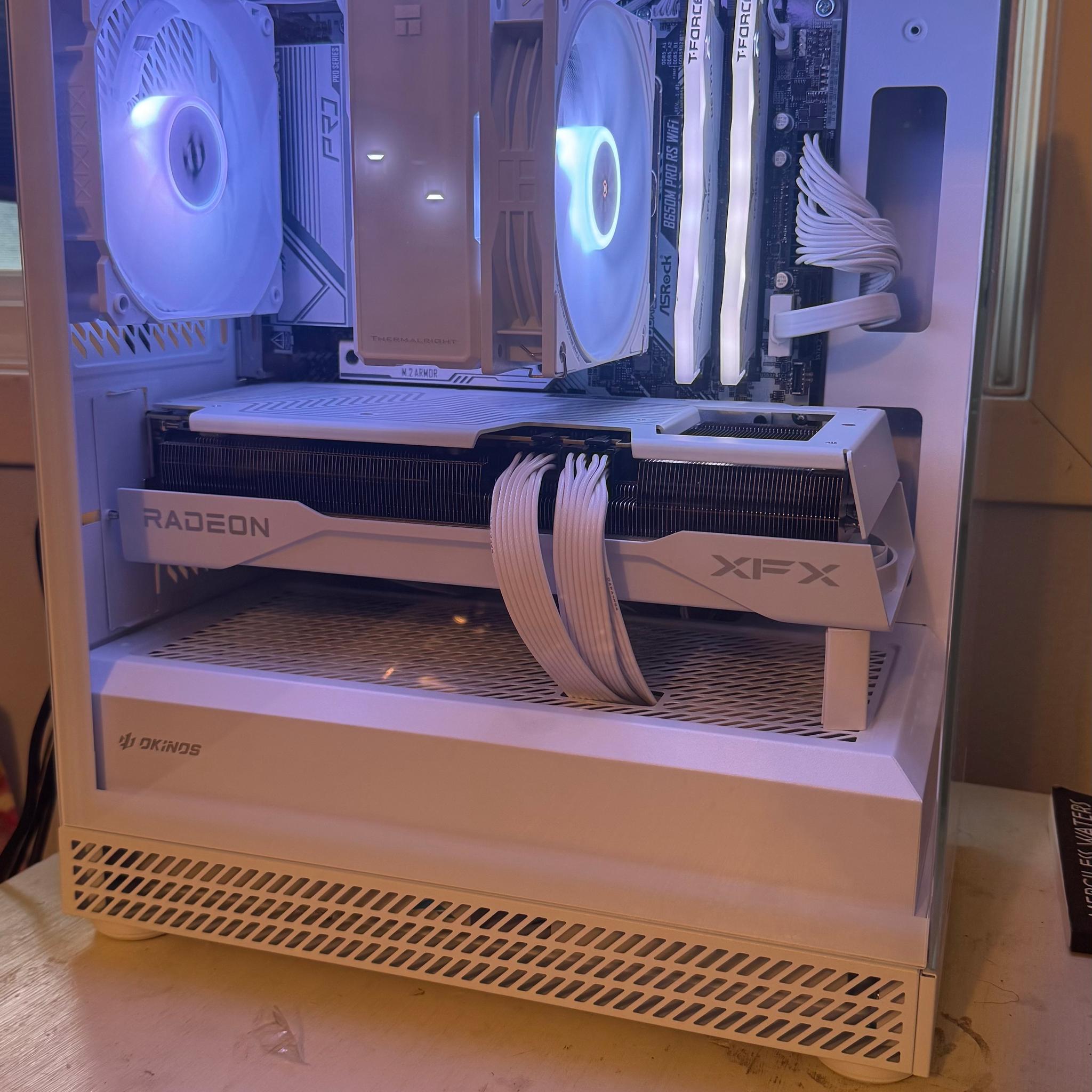 White Am5 Gaming PC - Ryzen 7 7700 - Radeon 9070 GRE - 16GB DDR5