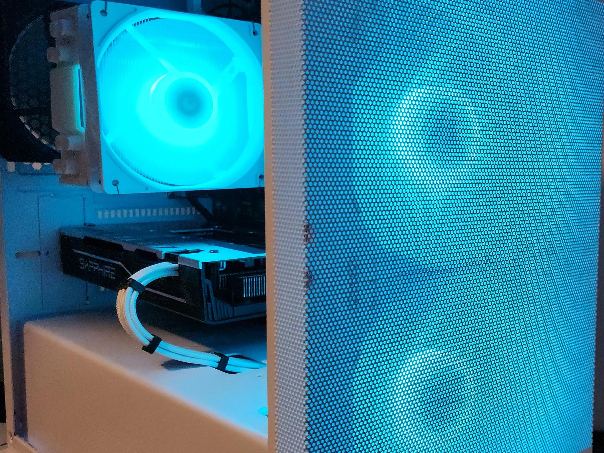 Frosty Mini Mesh PC Ryzen 5 / 16GB DDR4/ 1TB SSD / RX 580 8GB