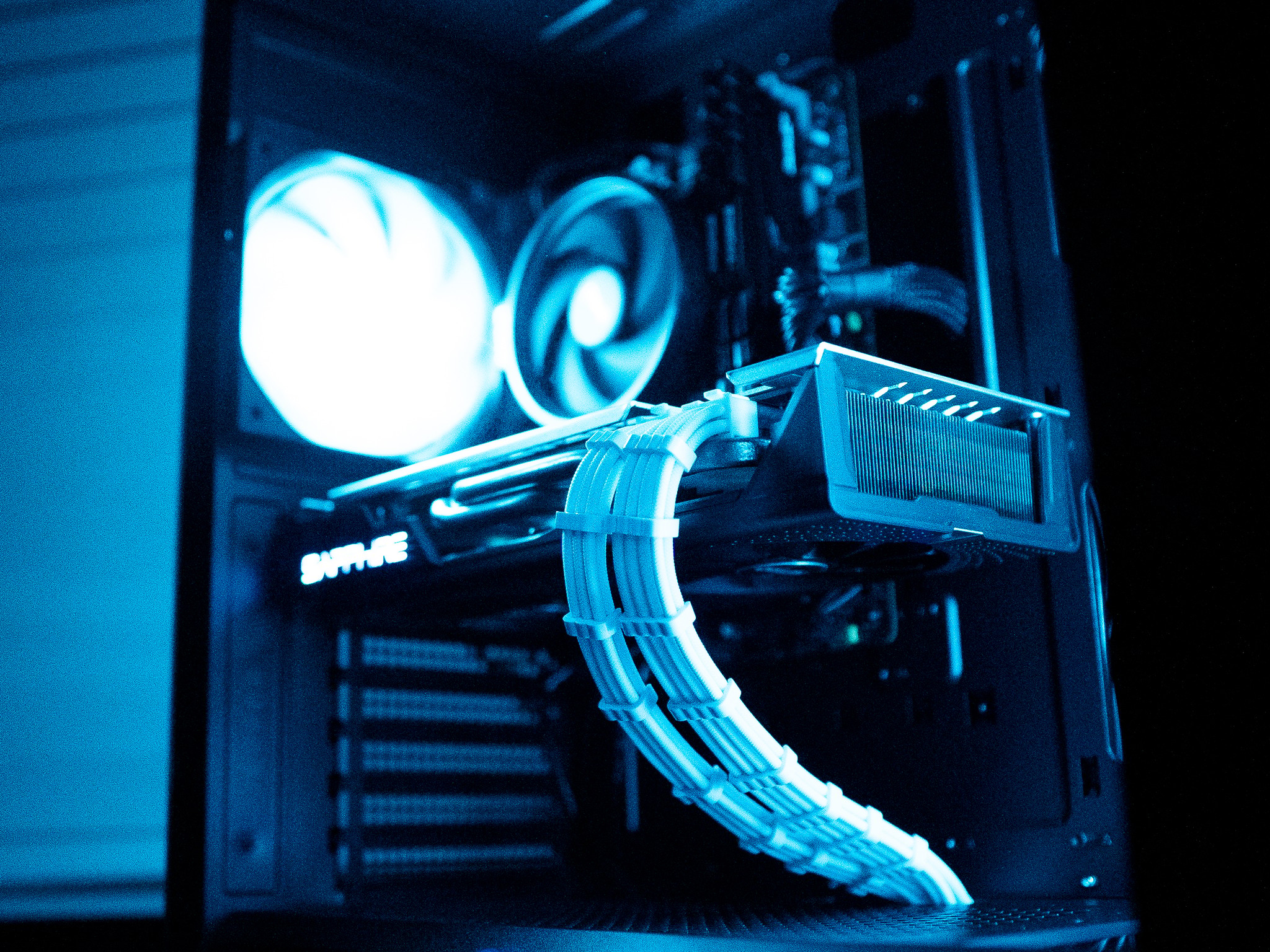 ⚫❄️ | RX 580 8GB | RYZEN 5 1600 | 16GB DDR4 RAM | 1TB NVME SSD | Arctic Blizzard