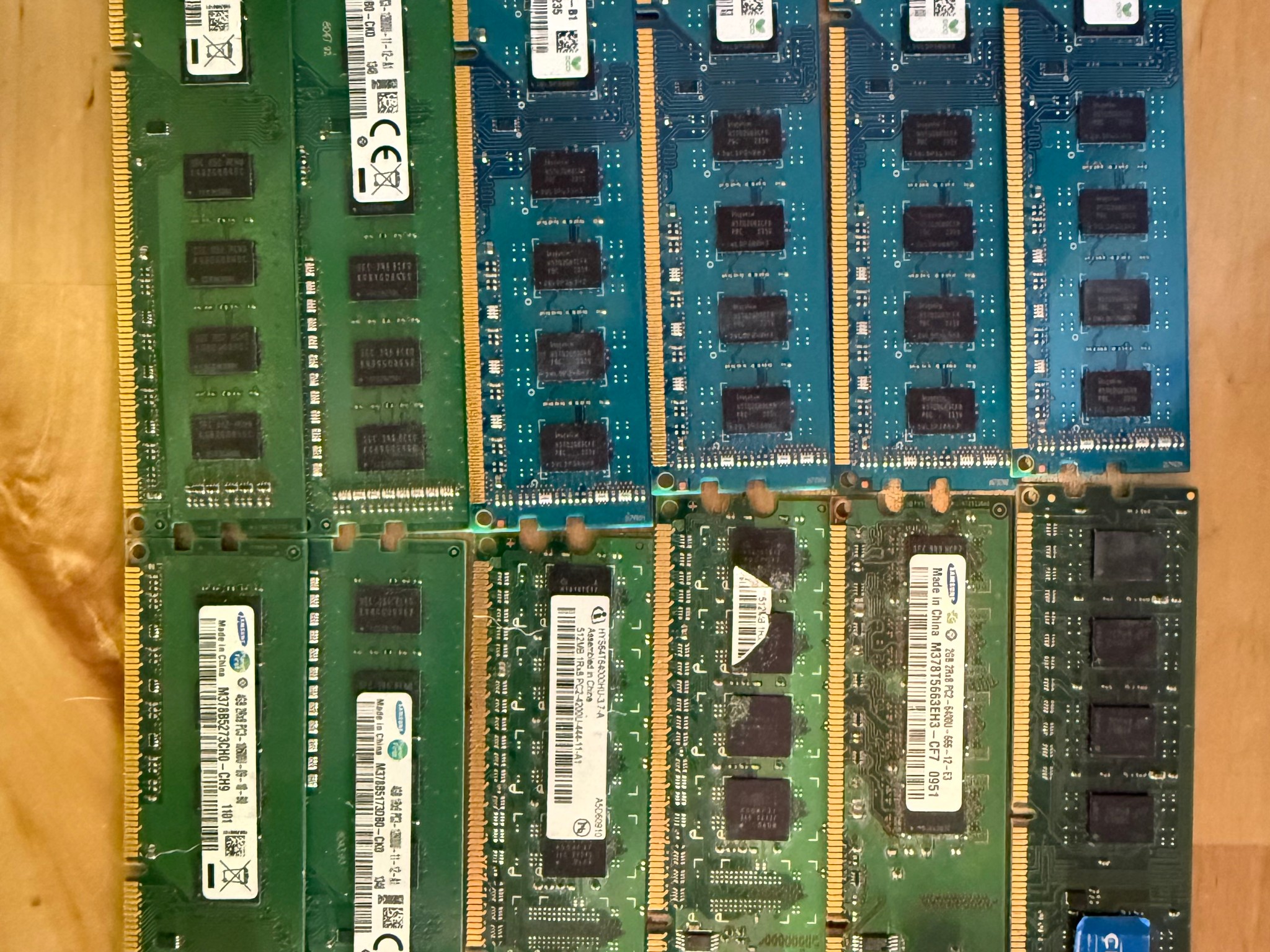 Huge LOT of DDR3 DIMMMs (66GB total, mostly 4GB sticks with a few 2 GB in there) look at photos