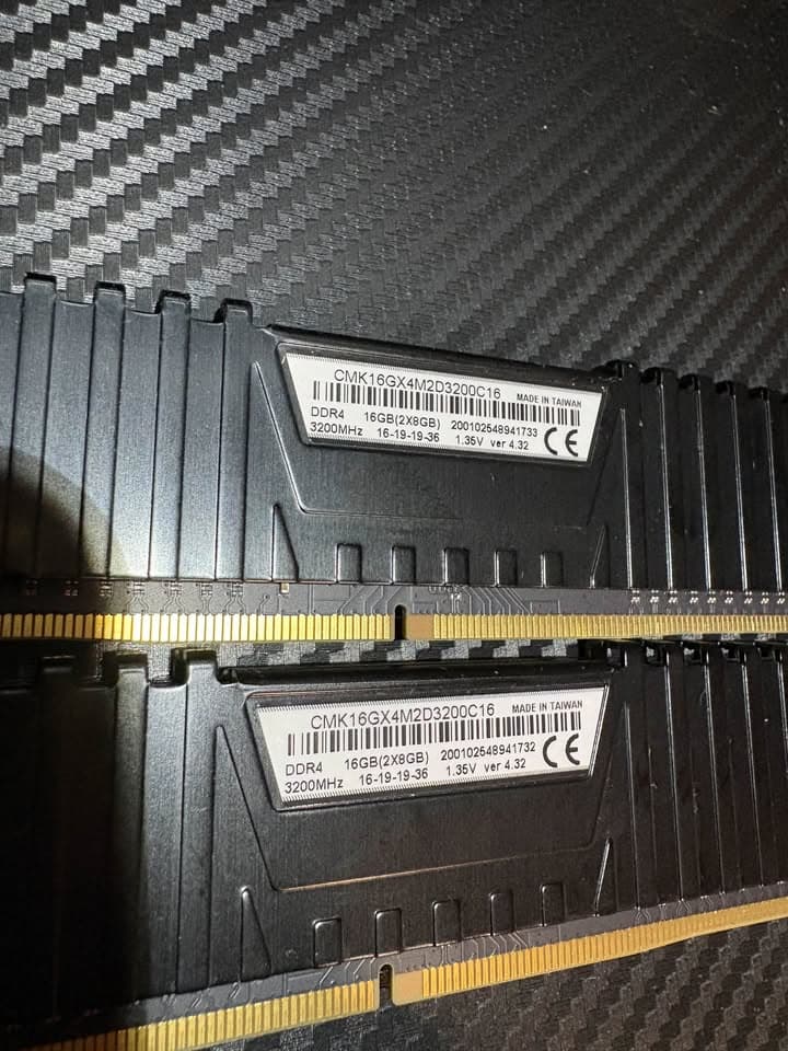 MSI Tomahawk B450 ATX, R7 2700x, Corsair Vengeance LPX 2x8GB RAM