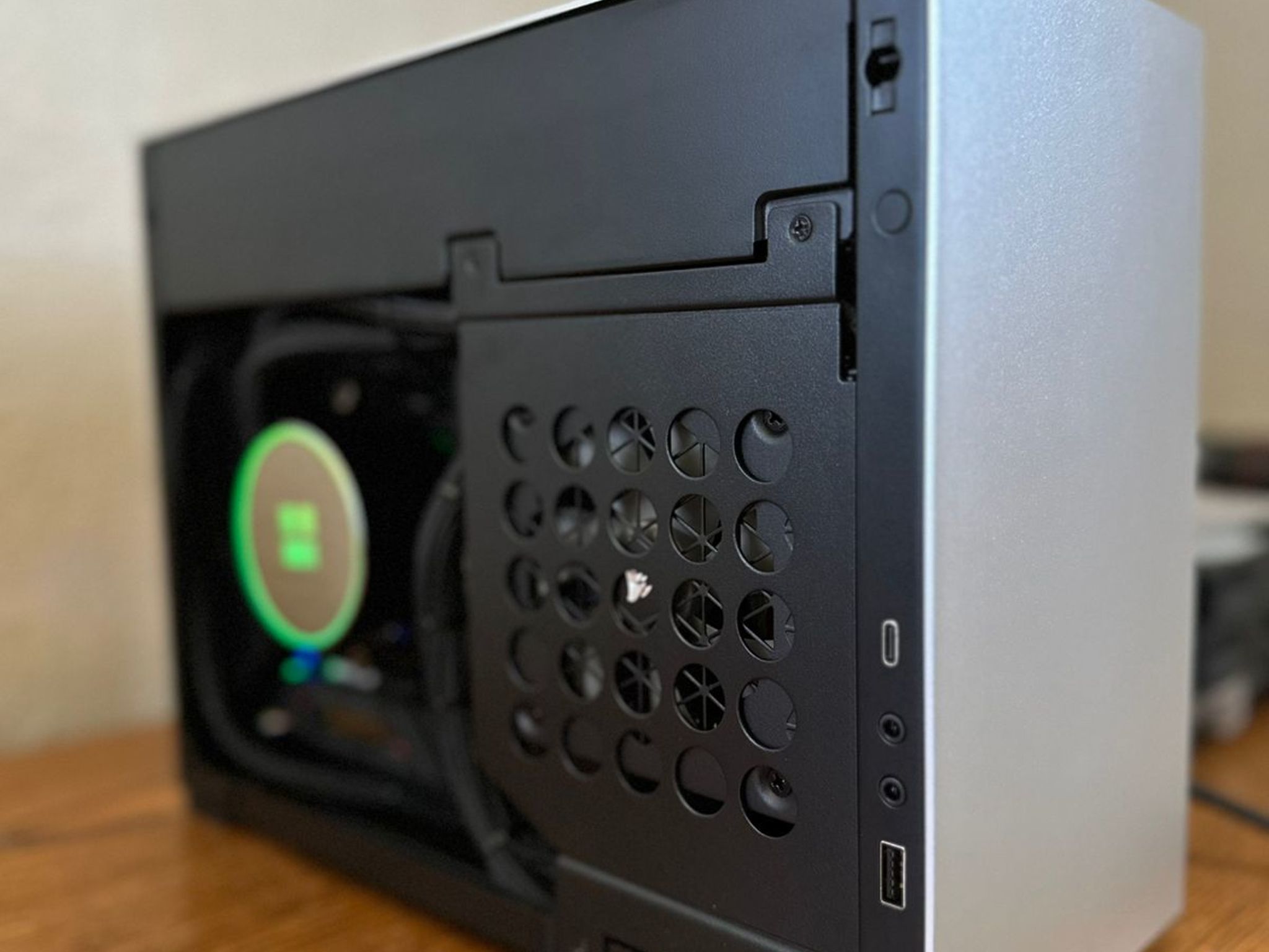 SFF PC RTX 5070 TI + R7X3D