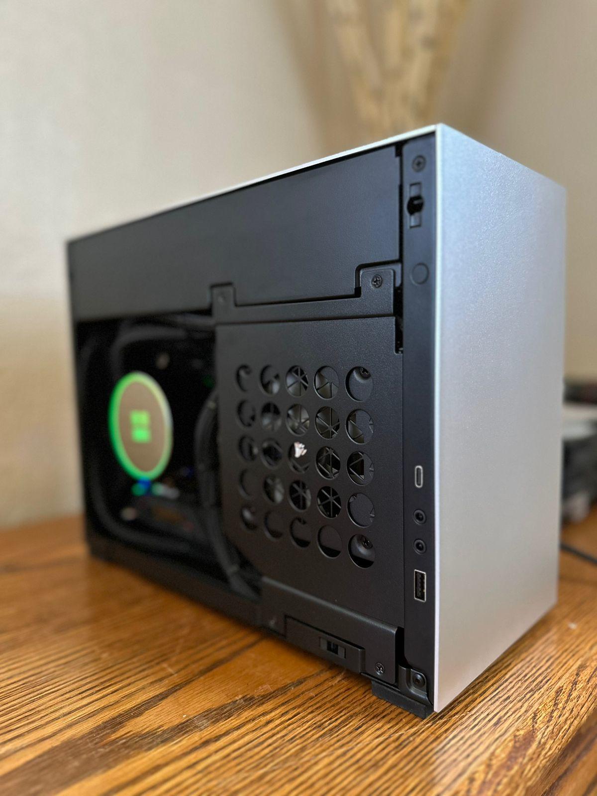 SFF PC RTX 5070 TI + R7X3D