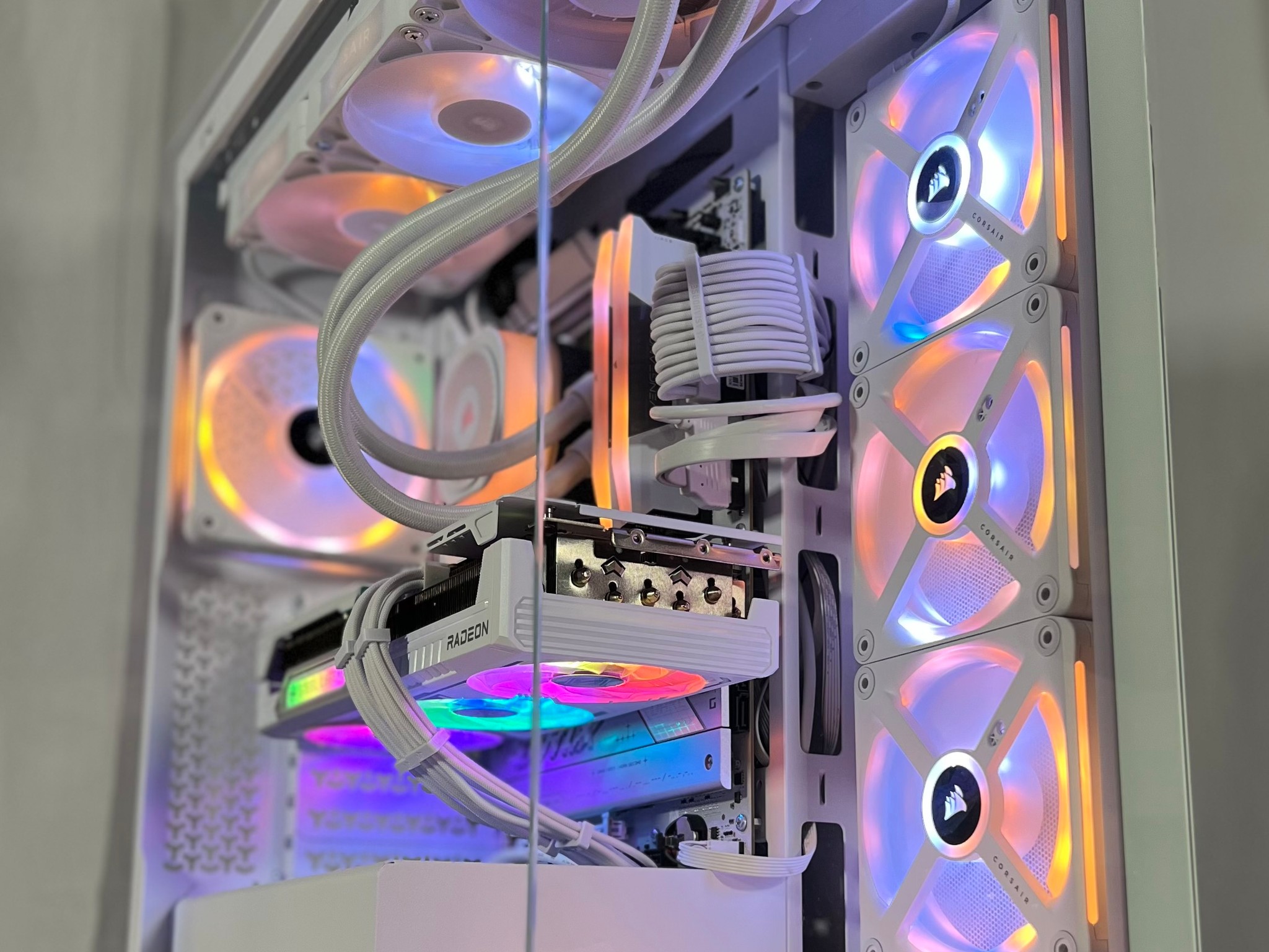 Icey white R7-9800x3d with Rx 9070 XT