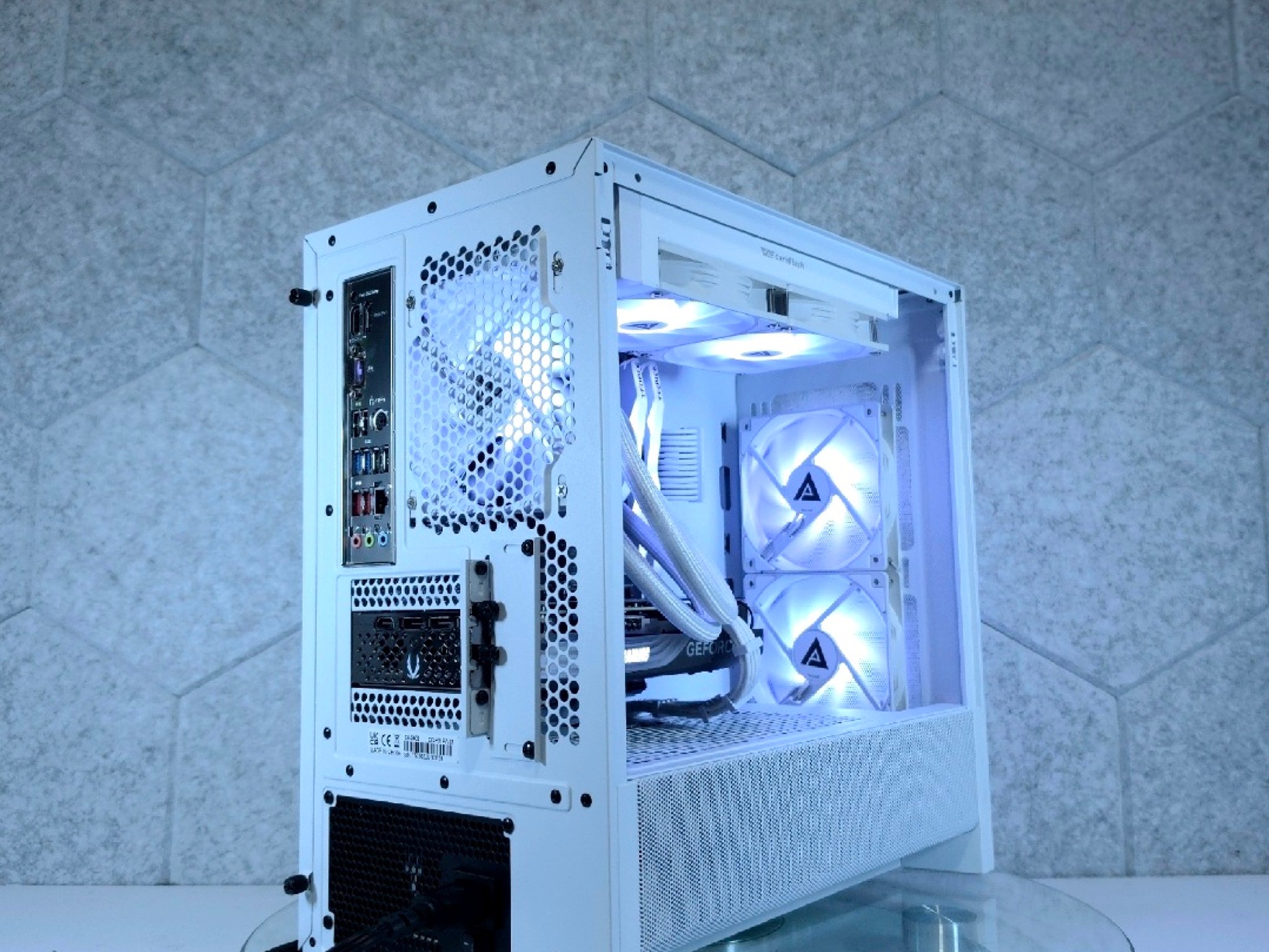 Zotac RTX 5070 🤍 Ryzen 7 8700F