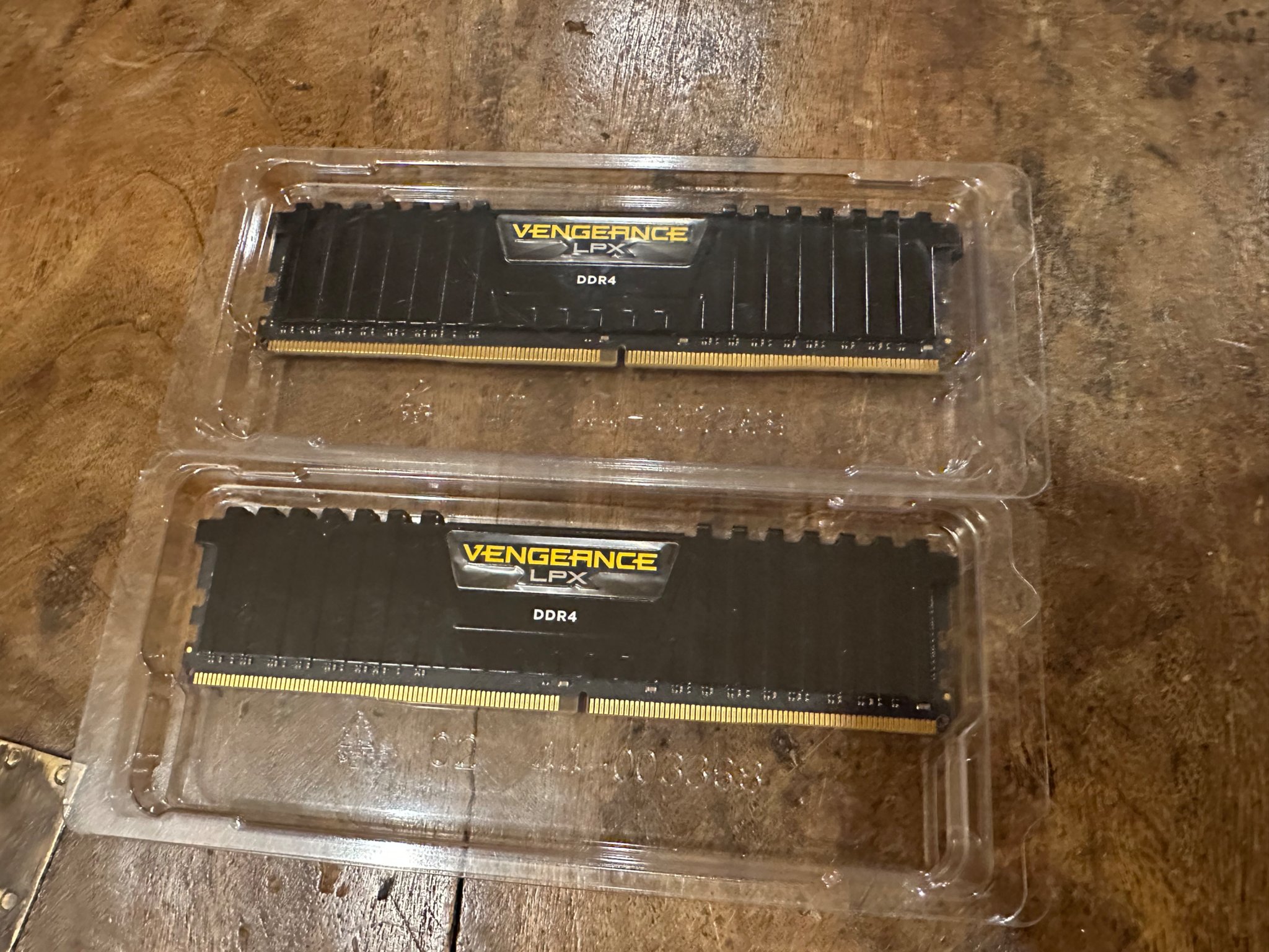 Corsair Vengeance 32GB (16GBx2) DDR4-4000MHz CL 18-22-22-42