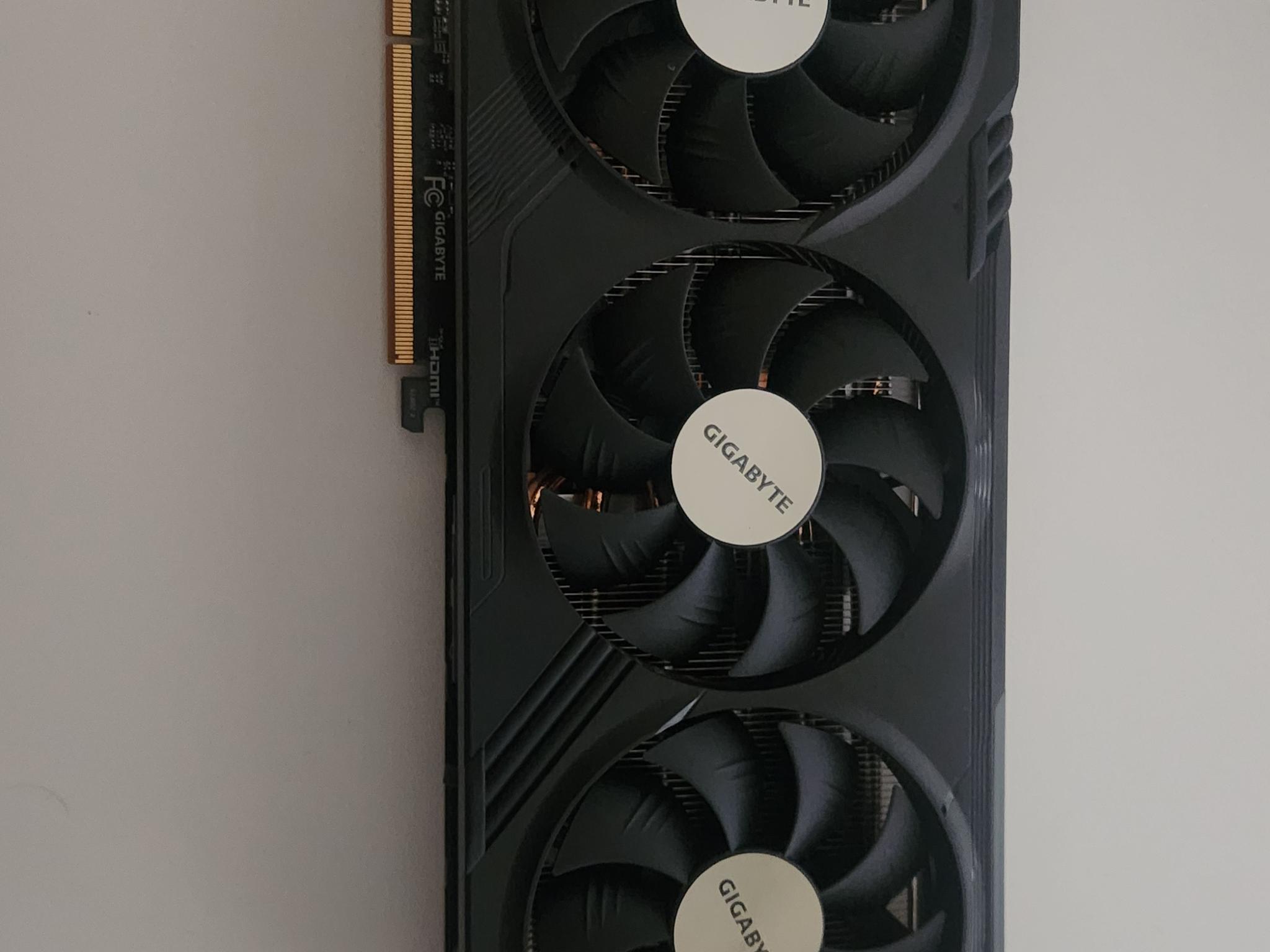 Radeon RX 7800xt GIGABYTE GAMING OC 16gb VRAM + CABLE EXTENSIONS