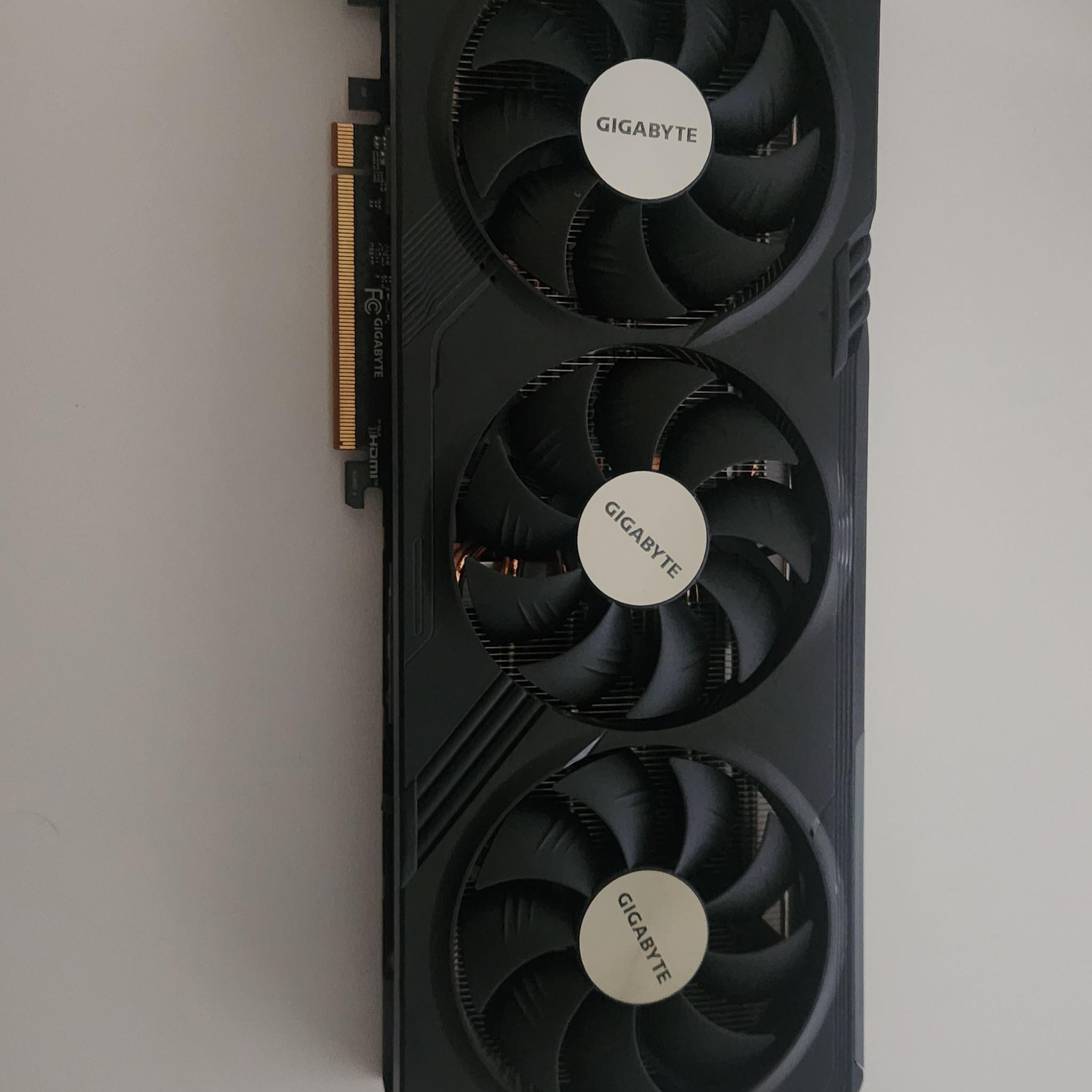 Radeon RX 7800xt GIGABYTE GAMING OC 16gb VRAM + CABLE EXTENSIONS