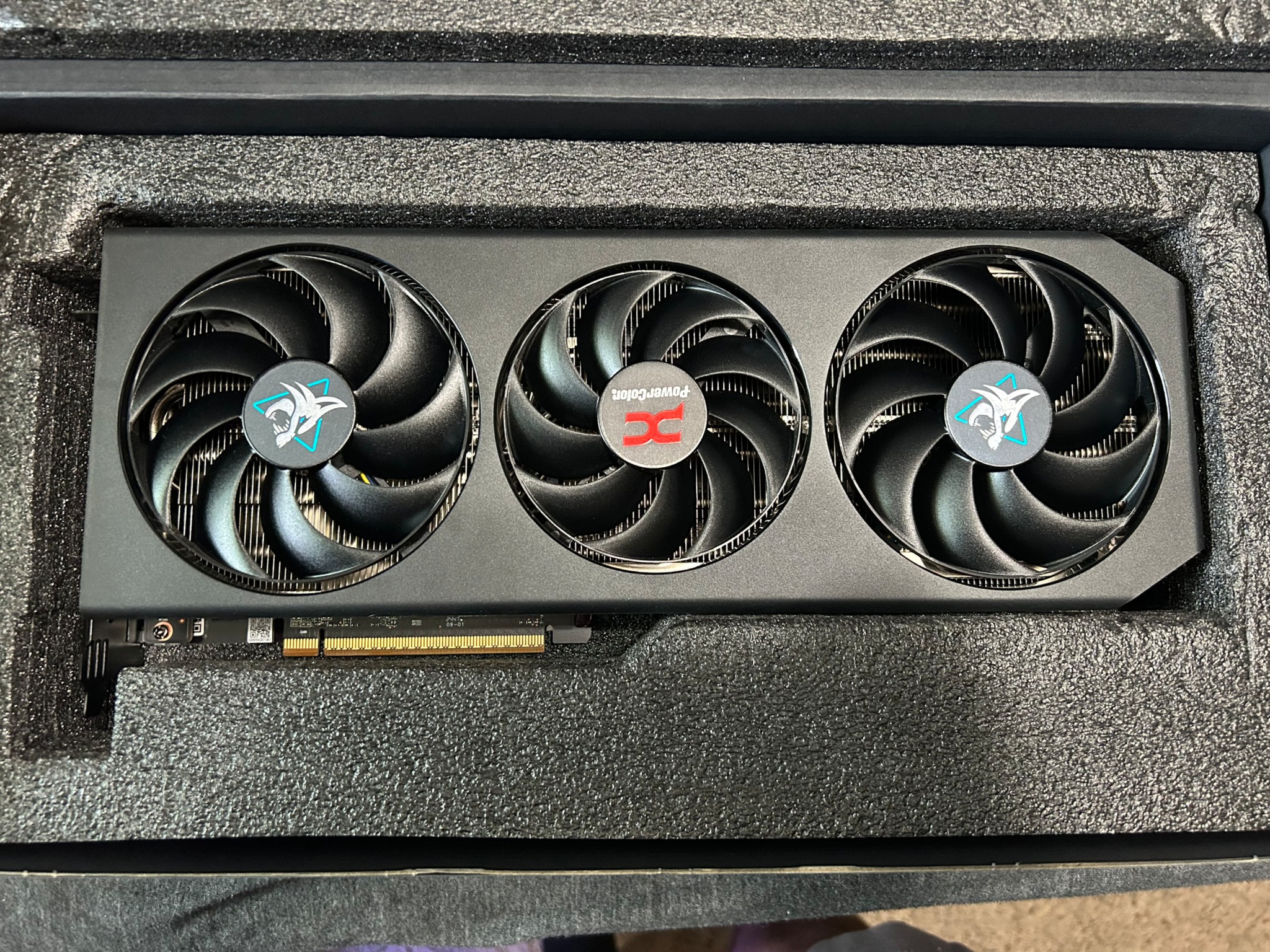 RADEON 9070 XT PowerColor HellHound - 16GB GPU
