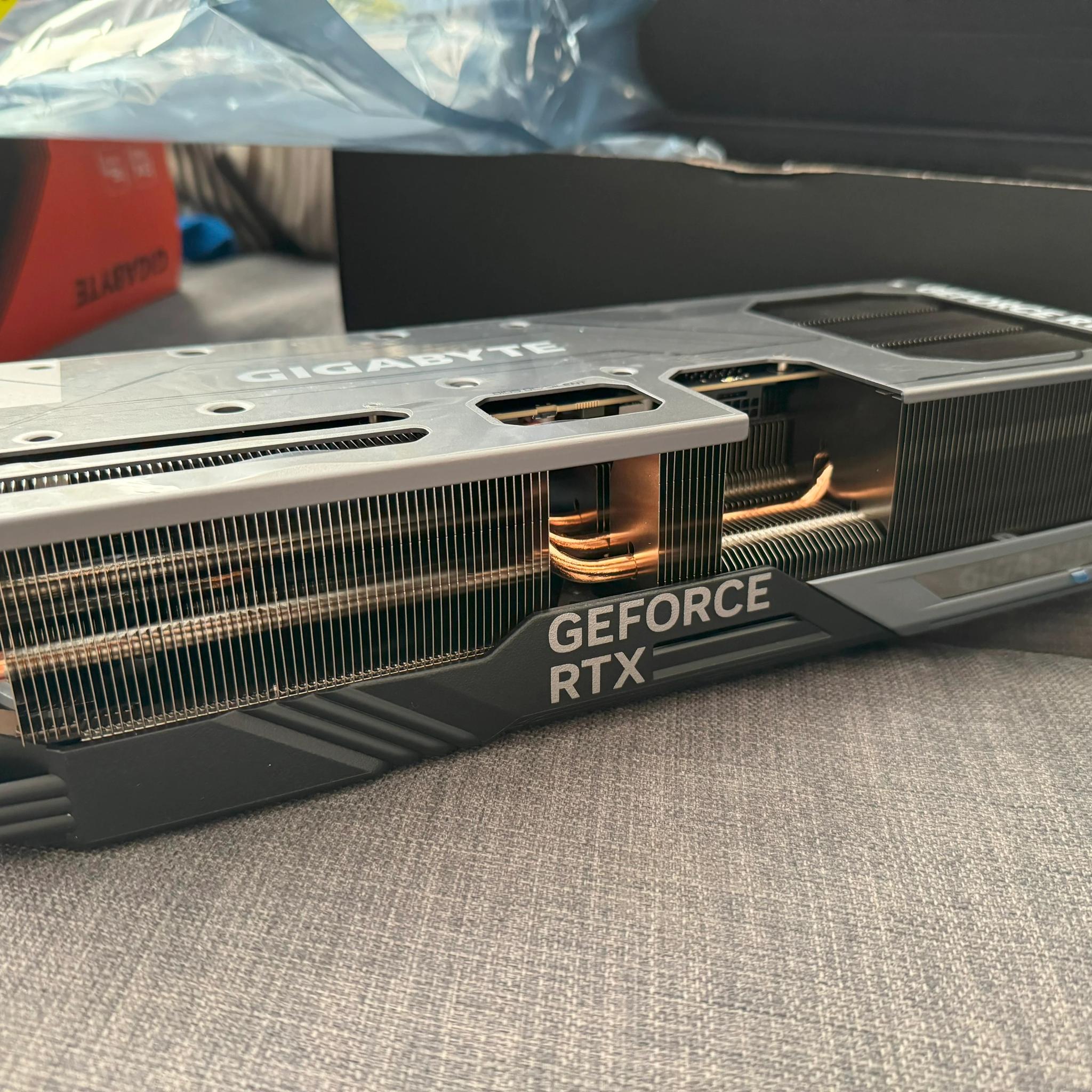 GIGABYTE - NVIDIA GeForce RTX 4080 SUPER Gaming OC 16GB GDDR6X PCI Express 4.0 Graphics Card - Black