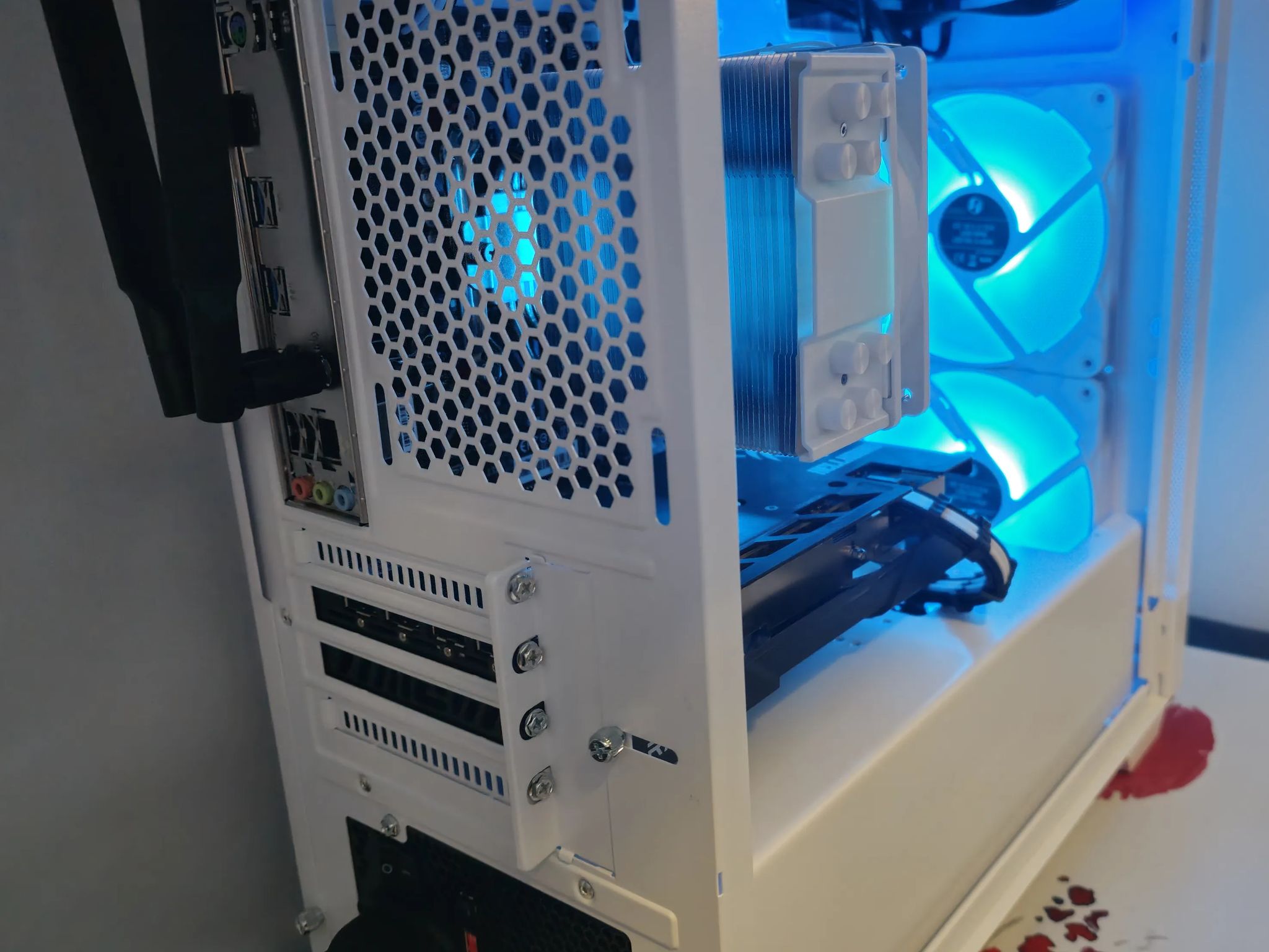 Frosty Mini Mesh Ryzen 5 5600X / 16GB DDR4/1TB SSD / RX6600 8GB