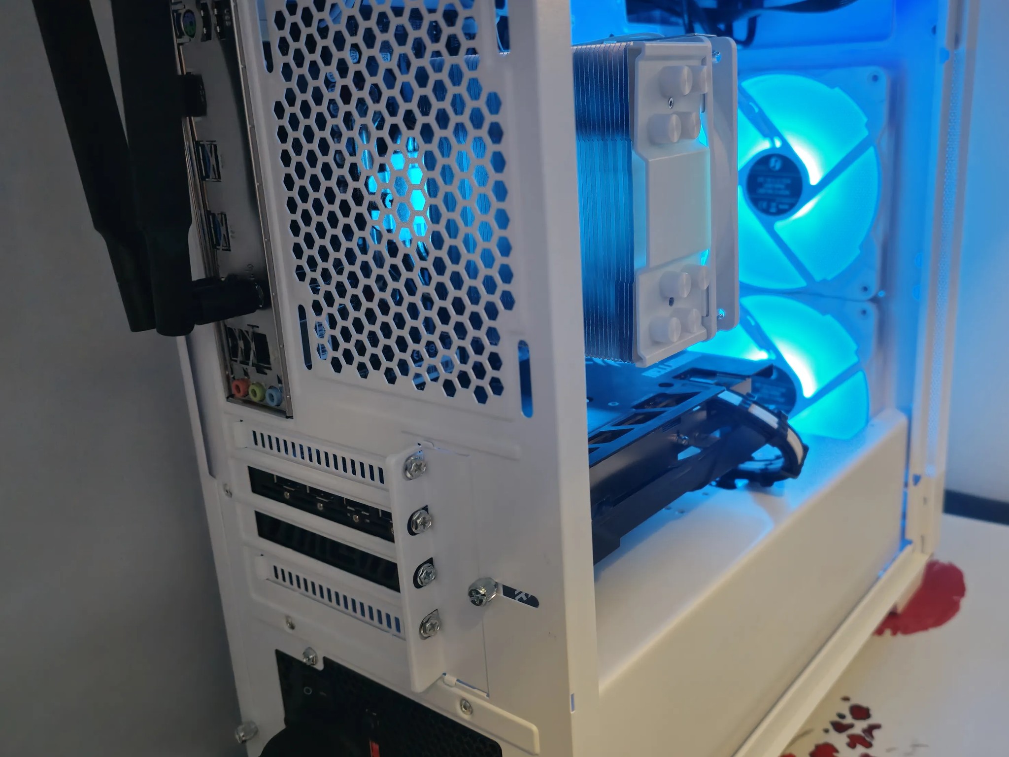 Frosty Mini Mesh Ryzen 5 5600X / 16GB DDR4/1TB SSD / RX6600 8GB