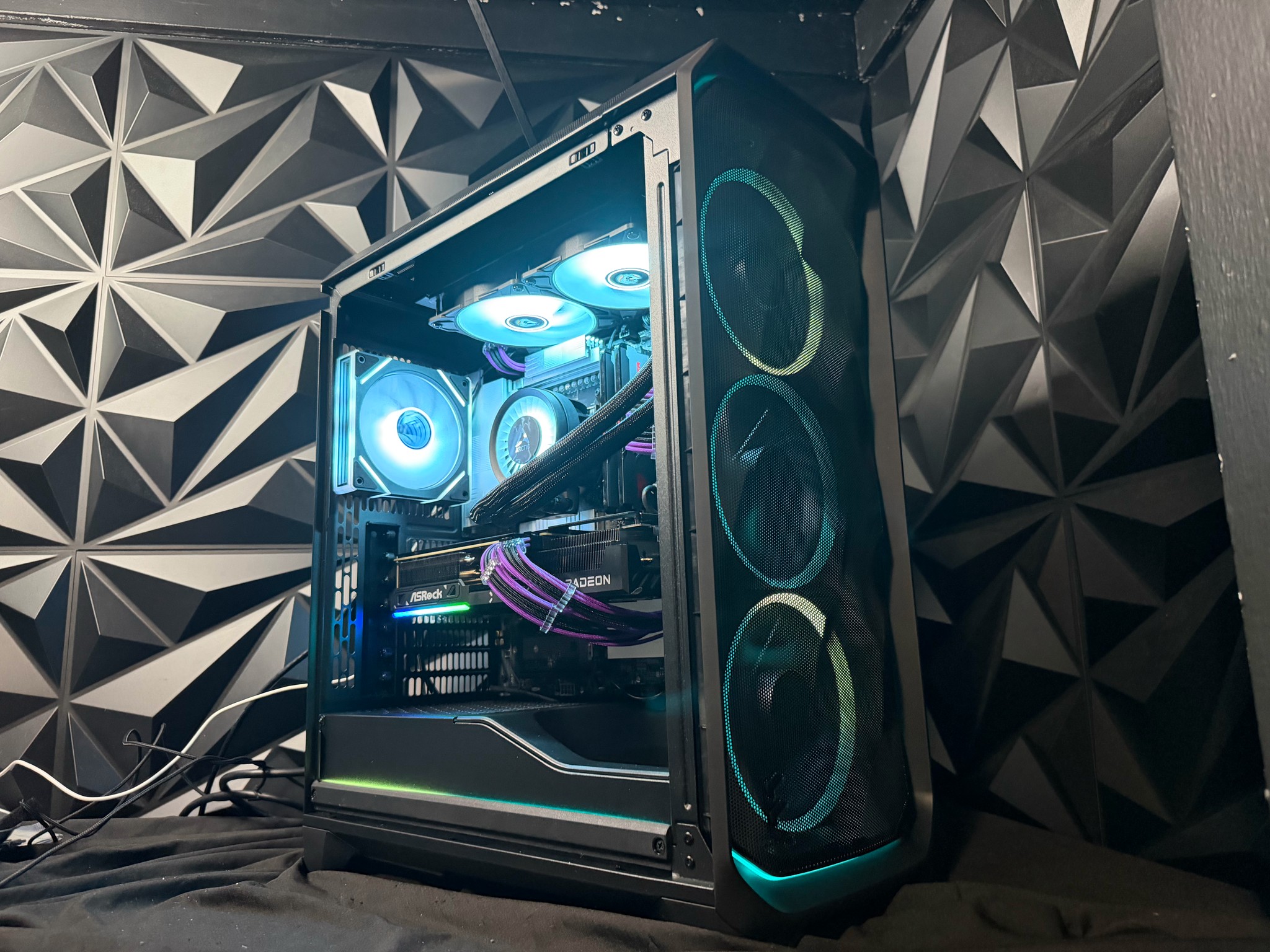 💜🌆 VIOLET CITY 🌆💜Ryzen 5 9600X| RX 9070XT| 32 GB DDR5|2 TB NVMe| 850W PSU