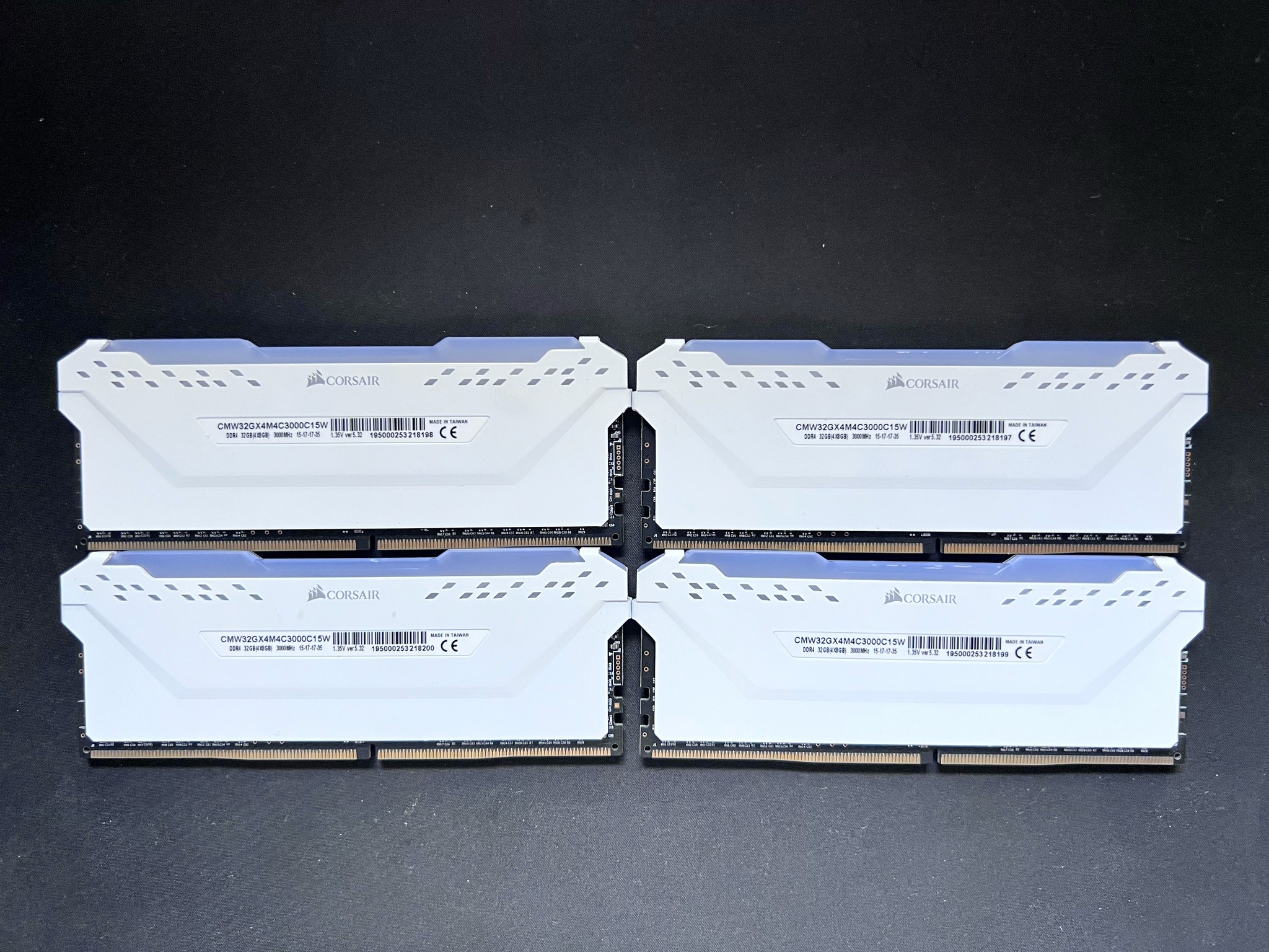 White Corsair Vengeance RGB Pro DDR4 4x8 32GB 3000 MHz