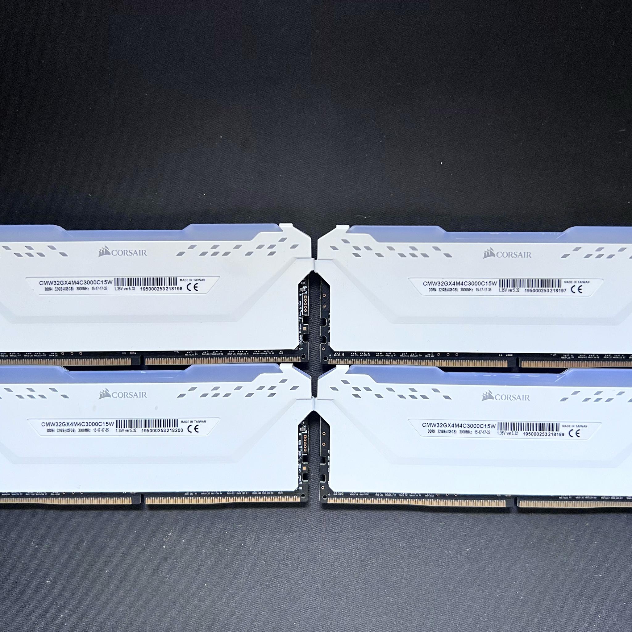 White Corsair Vengeance RGB Pro DDR4 4x8 32GB 3000 MHz