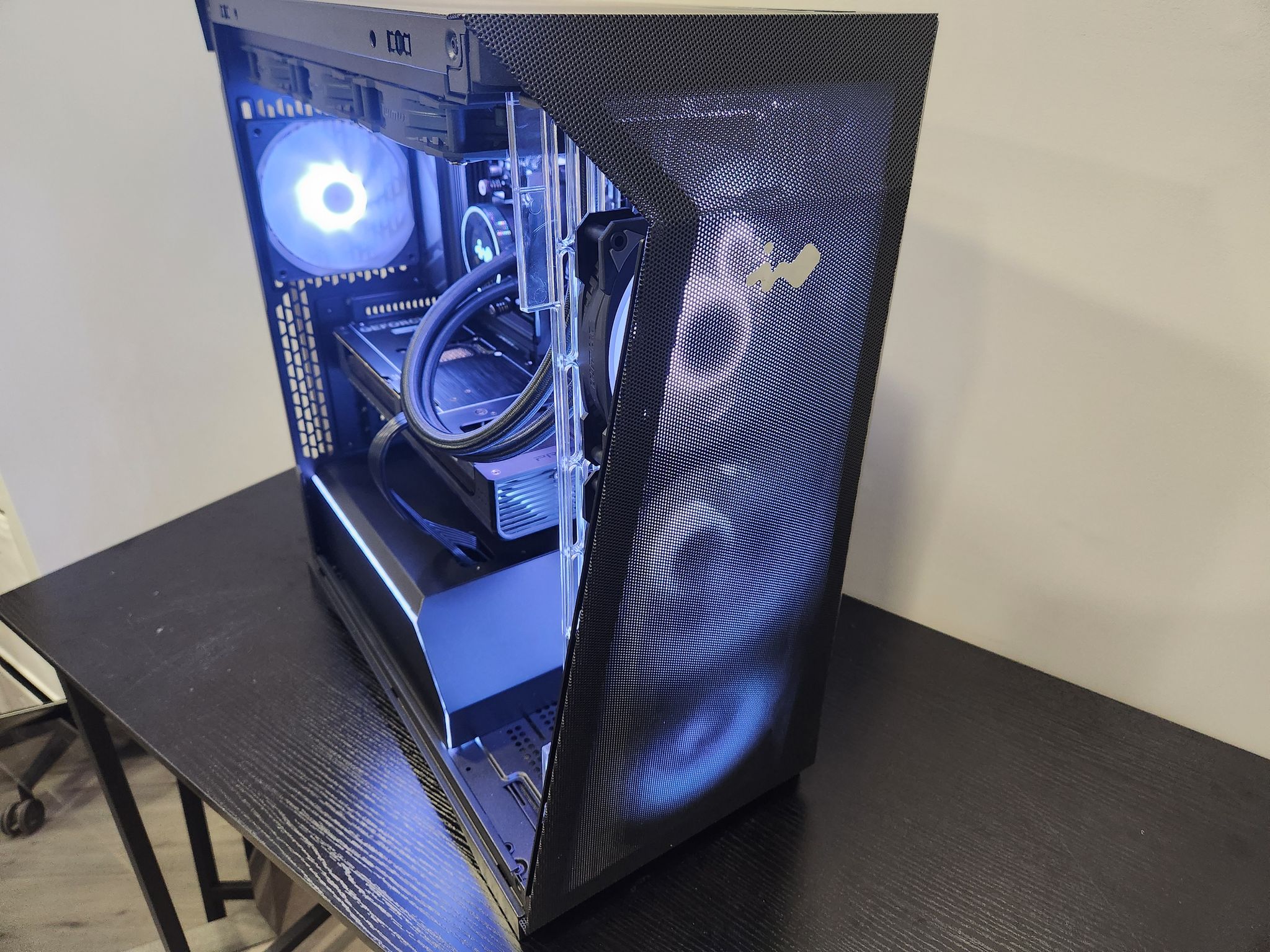 RTX 5070 4k gaming pc, built into a 2 way mirror gaming case!!!!!