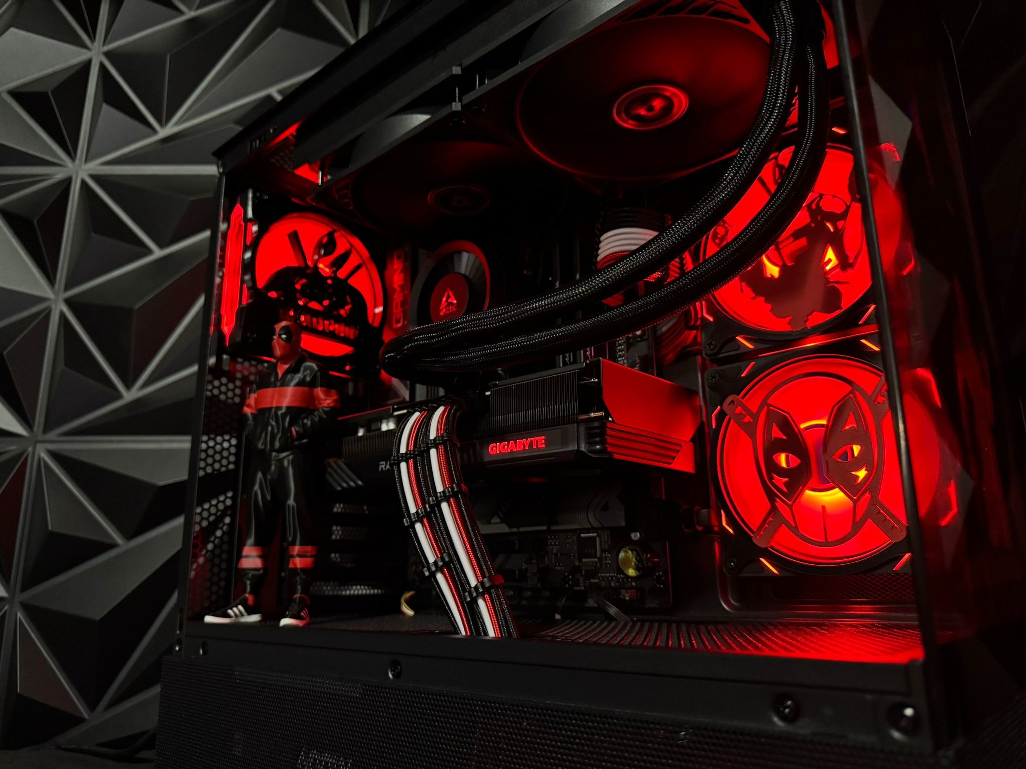 🟥⚫⚪ Merc 76 – Deadpool Edition 💀🎮 Ryzen 7600X| RX 7600XT 16 GB | 32 GB DDR5| 2 TB NVMe