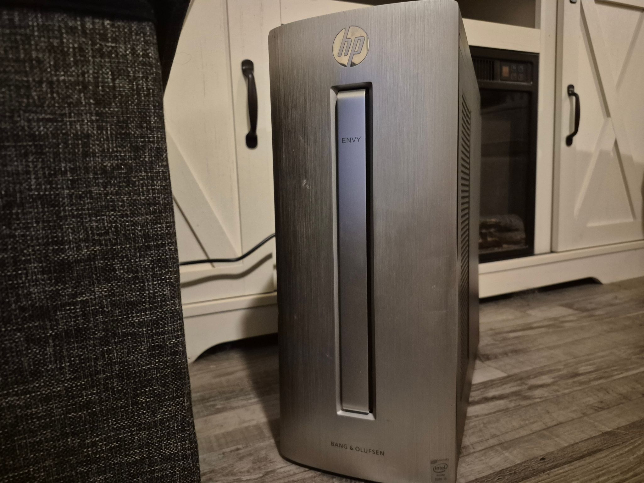 Scratch and Dent| 4 Core Xeon, 12GB RAM, 256GB SSD, R5 340 1GB