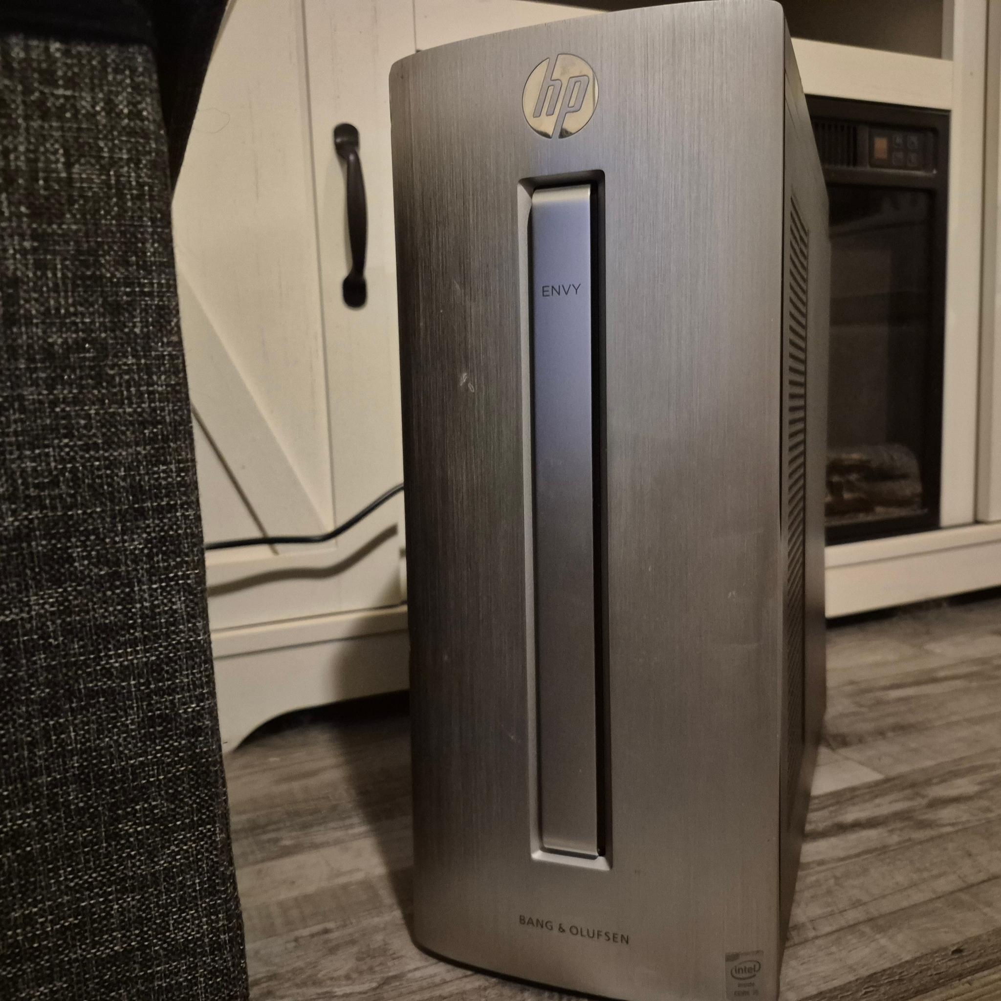 Scratch and Dent| 4 Core Xeon, 12GB RAM, 256GB SSD, R5 340 1GB