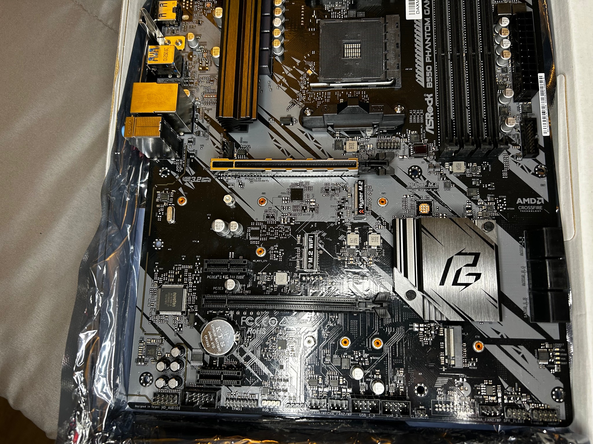 ASRock B550 Phantom Gaming 4 Supports AMD AM4 Socket Ryzen