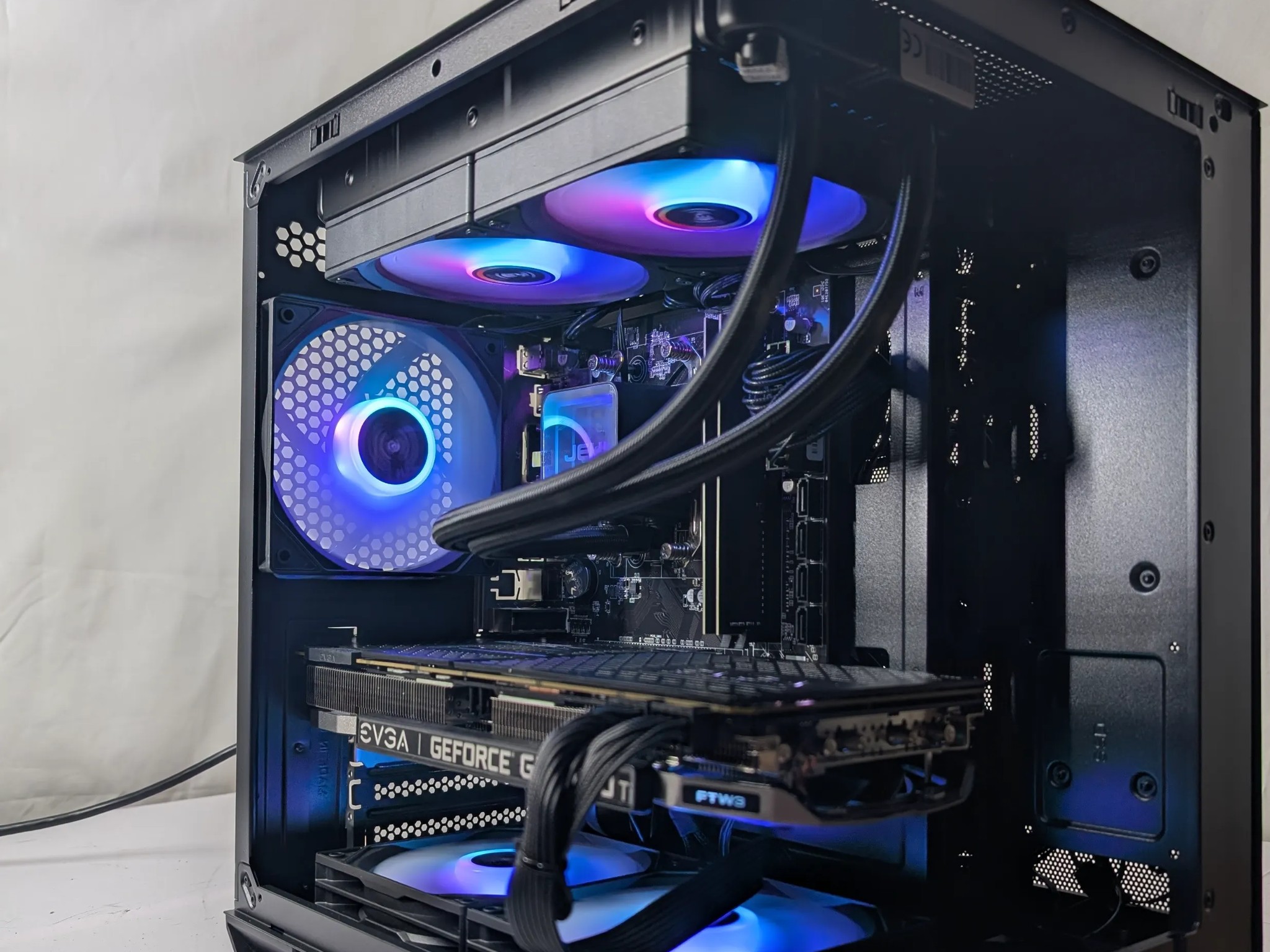 GTX 1080 TI 11GB| RYZEN 5 2600X | 16GB DDR4 | 500GB NVME