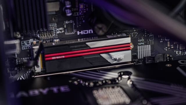 EXT View 70X Pro - Ryzen 5 7500X3D, RTX 5070 12GB, 32GB DDR5 Ram, 1TB SSD