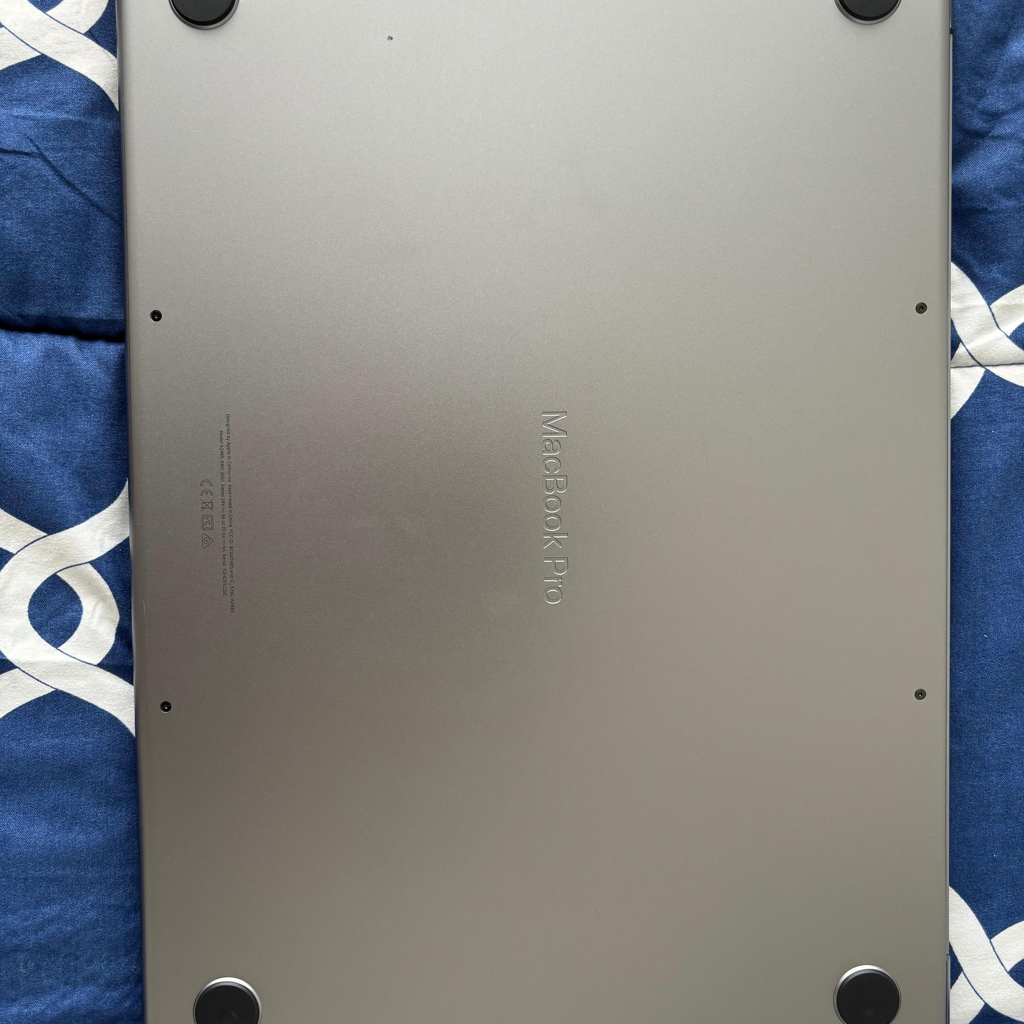 M1 Pro MacBook Pro 16 (Late 2021) - 10 CPU Cores, 16 GPU Cores, 16 GB DDR5, 512 GB SSD