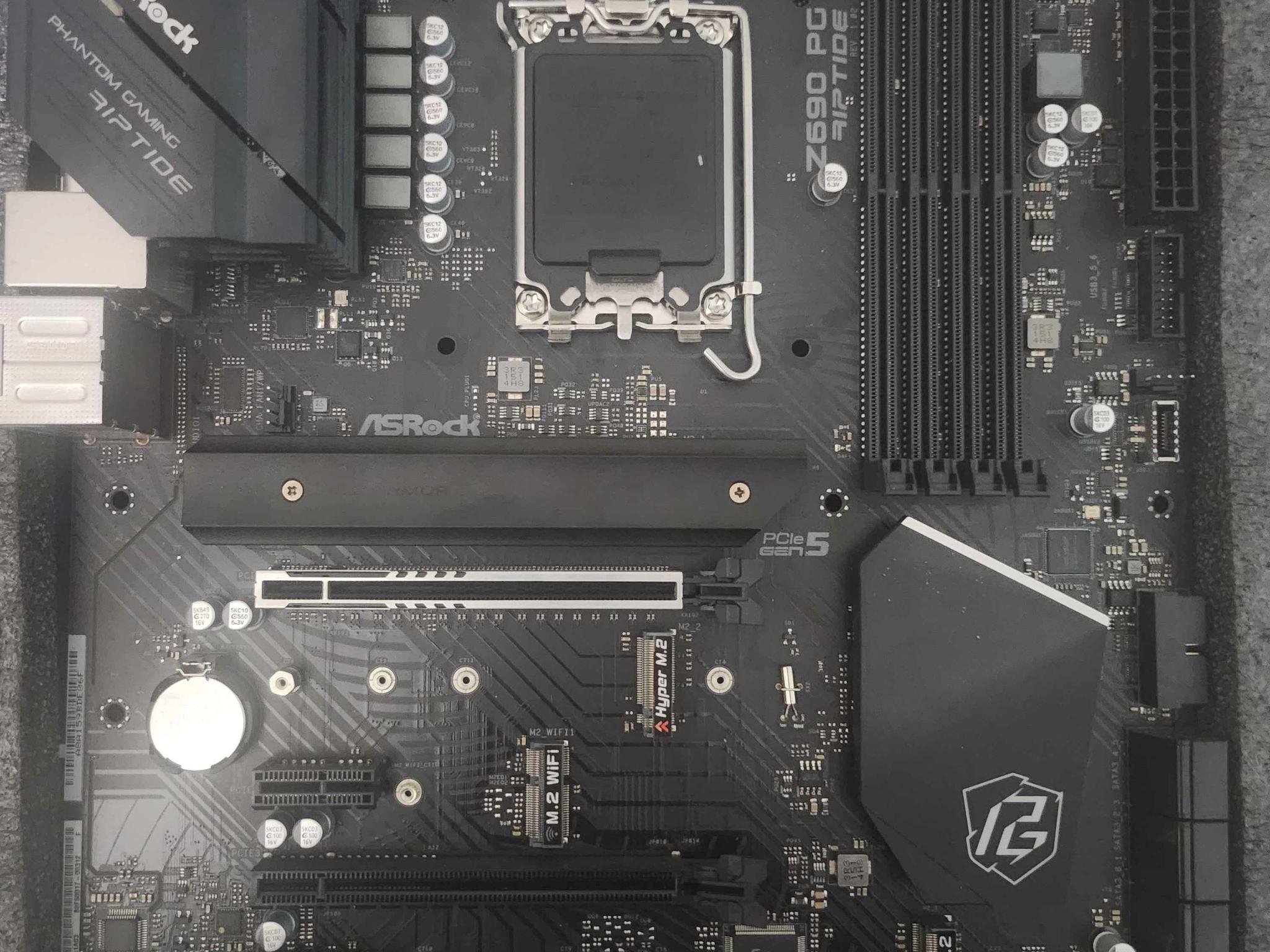 Z690 ASRock PG Riptide D4 with CPU Cooler and Ram