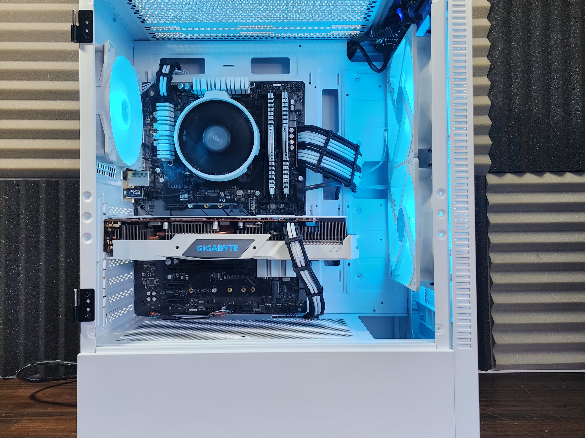 🧊🤍🧊 AMD Ryzen 7 1700 // Gigabyte Radeon RX 5700 8GB // XPG Z1 16GB 3200MHz